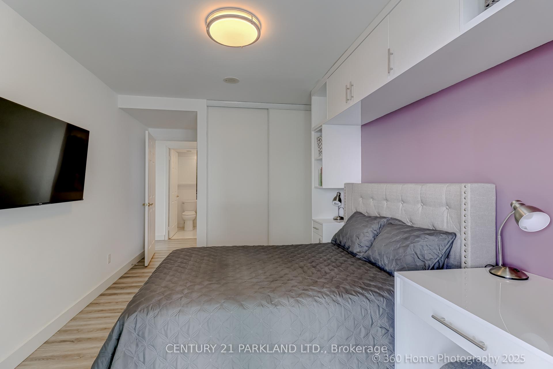 2 Bedrooms Condo at 30 Grand Trunk, Toronto For sale