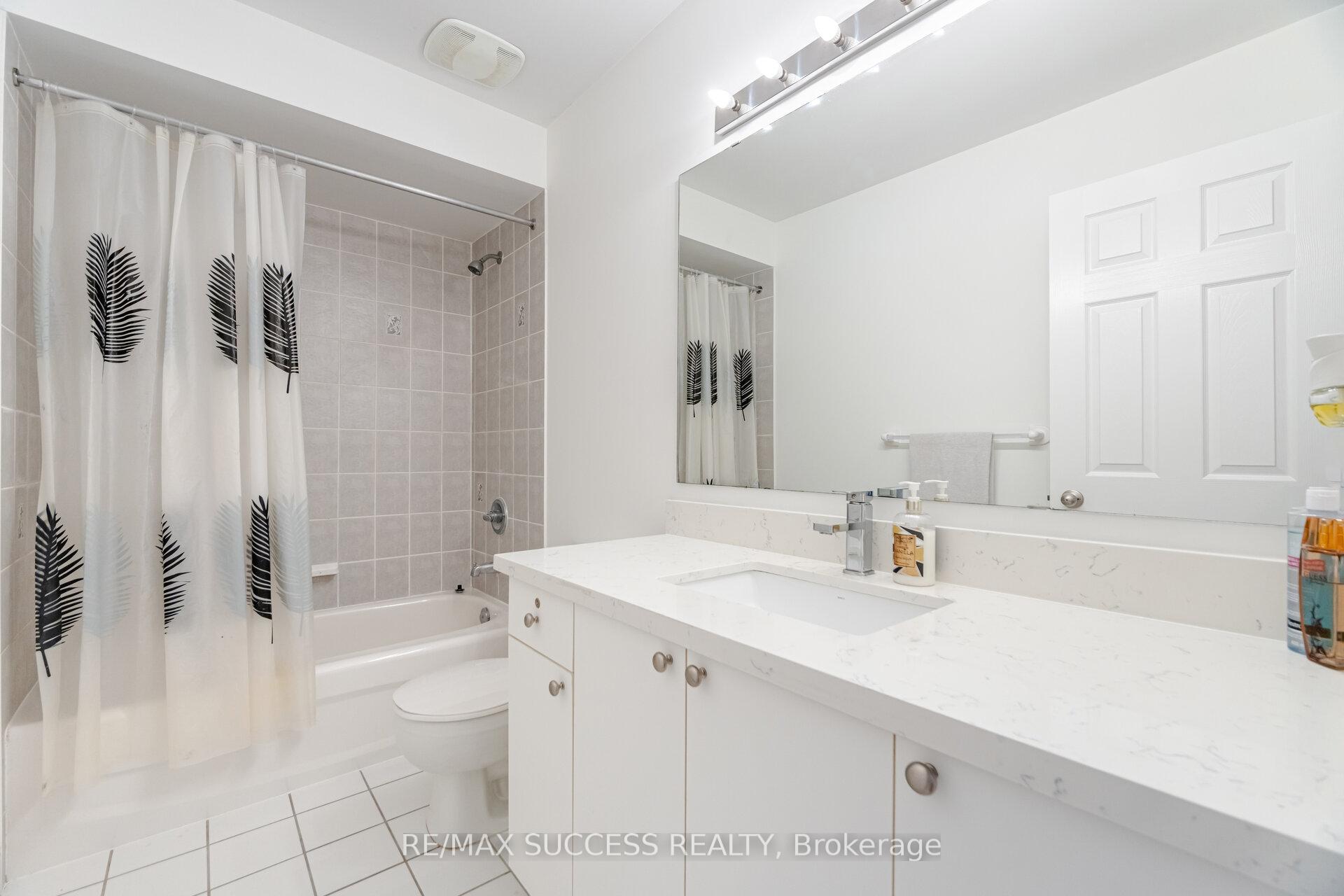 3 Bedrooms Condo at 5255 Palmetto, Mississauga For sale