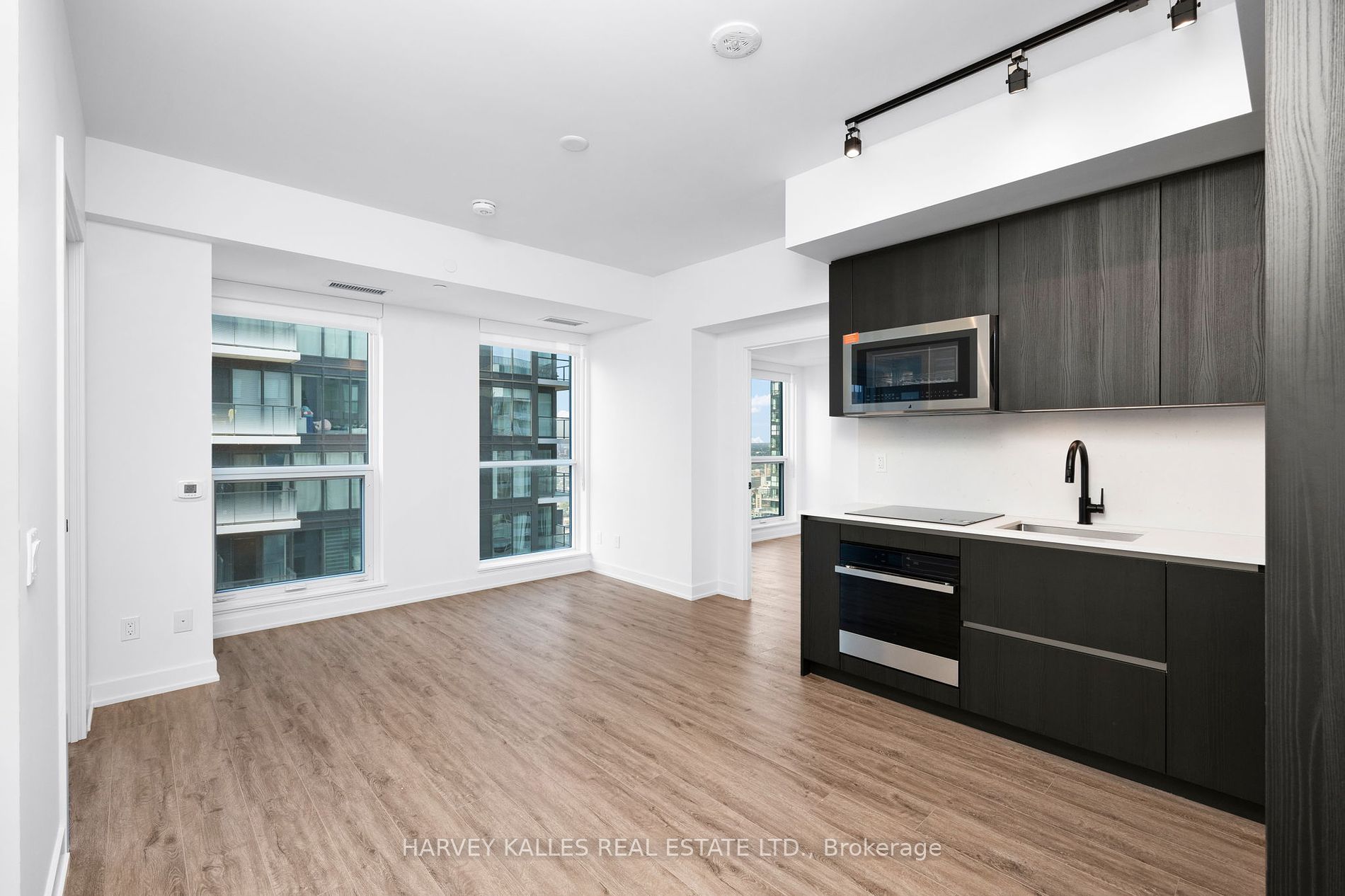 327 King Street W 4504