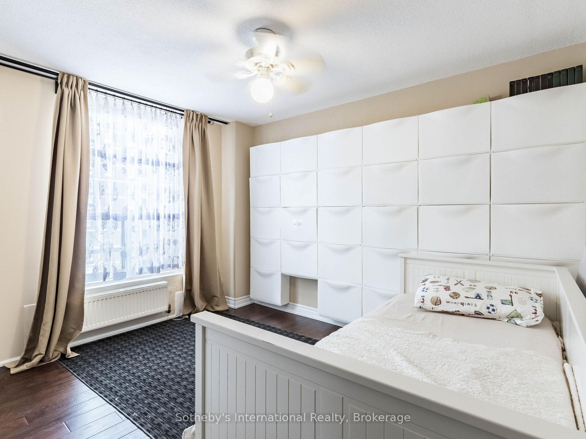 3 Bedrooms Condo at 3120 Kirwin,  Mississauga For sale