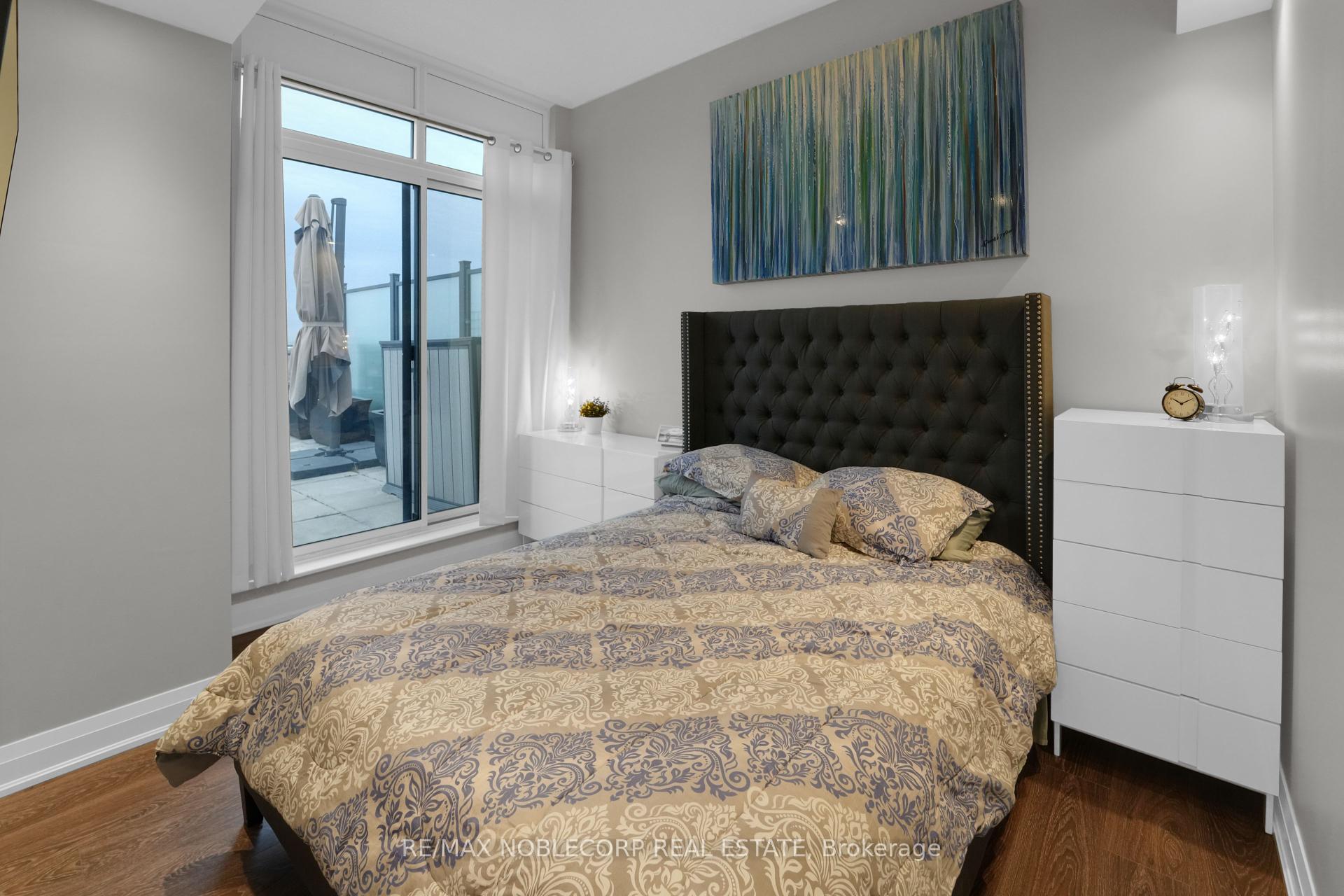 2 Bedrooms Condo at 12 Woodstream, Vaughan For sale