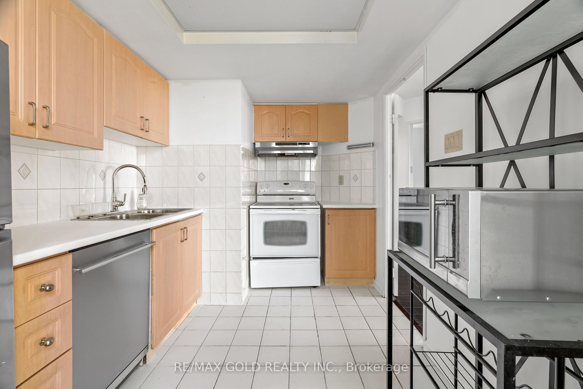 3 Bedrooms Condo at 4460 Tucana, Mississauga For sale