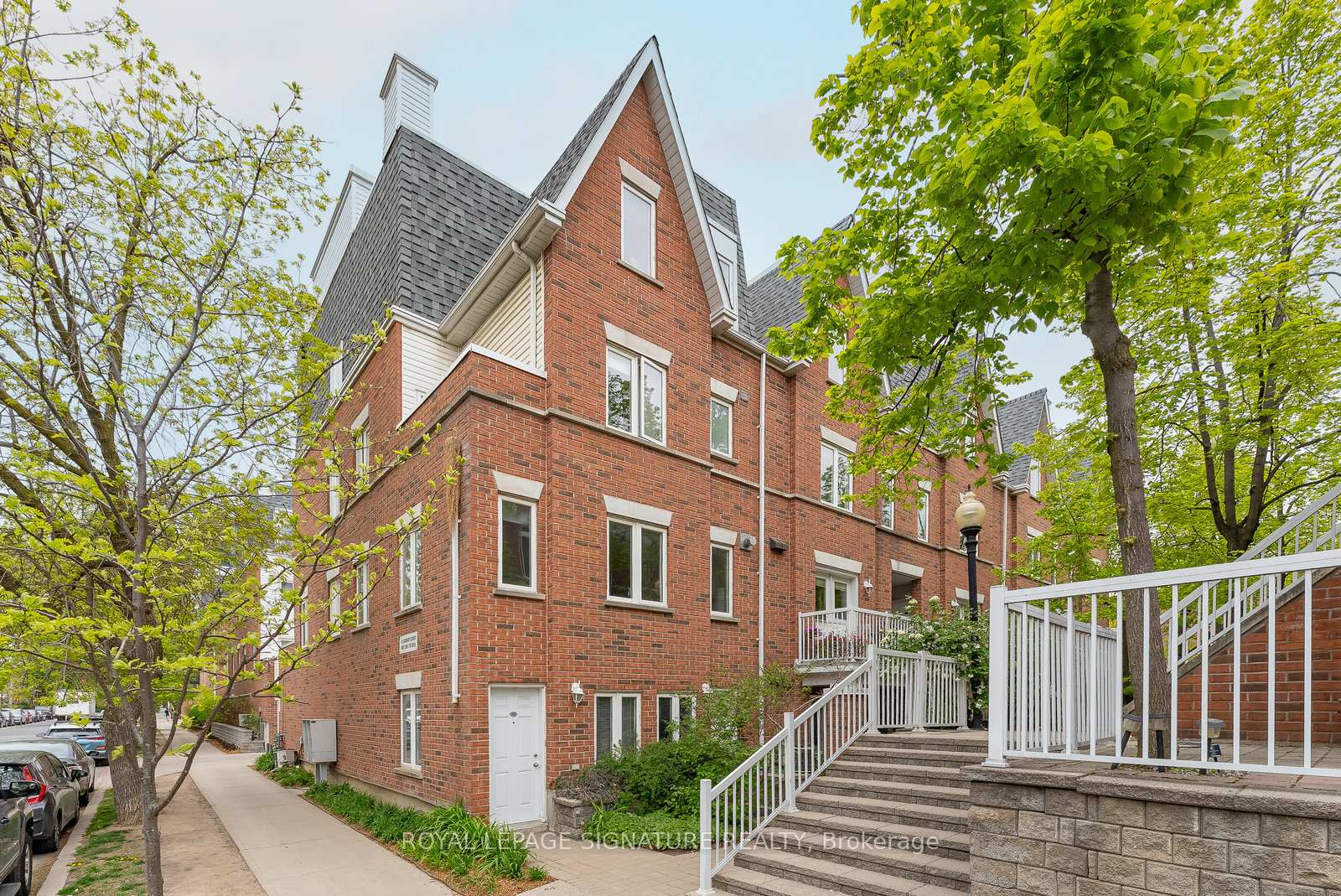 2 Bedrooms Condo at 12 Sudbury, Toronto For sale