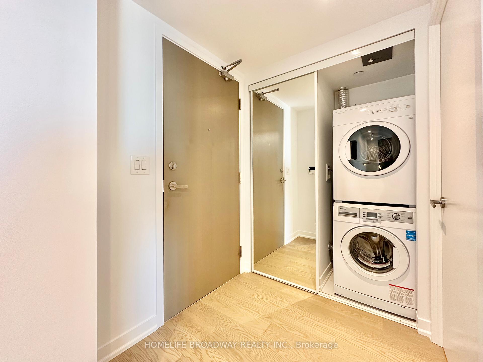 1 Bedroom Condo at 88 Harbour,  Toronto For sale