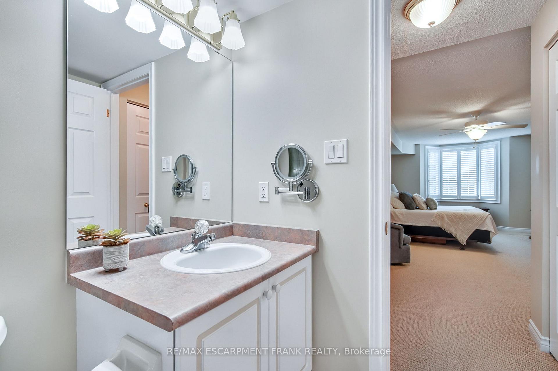 2 Bedrooms Condo at 970 Golf Links,  Hamilton For sale