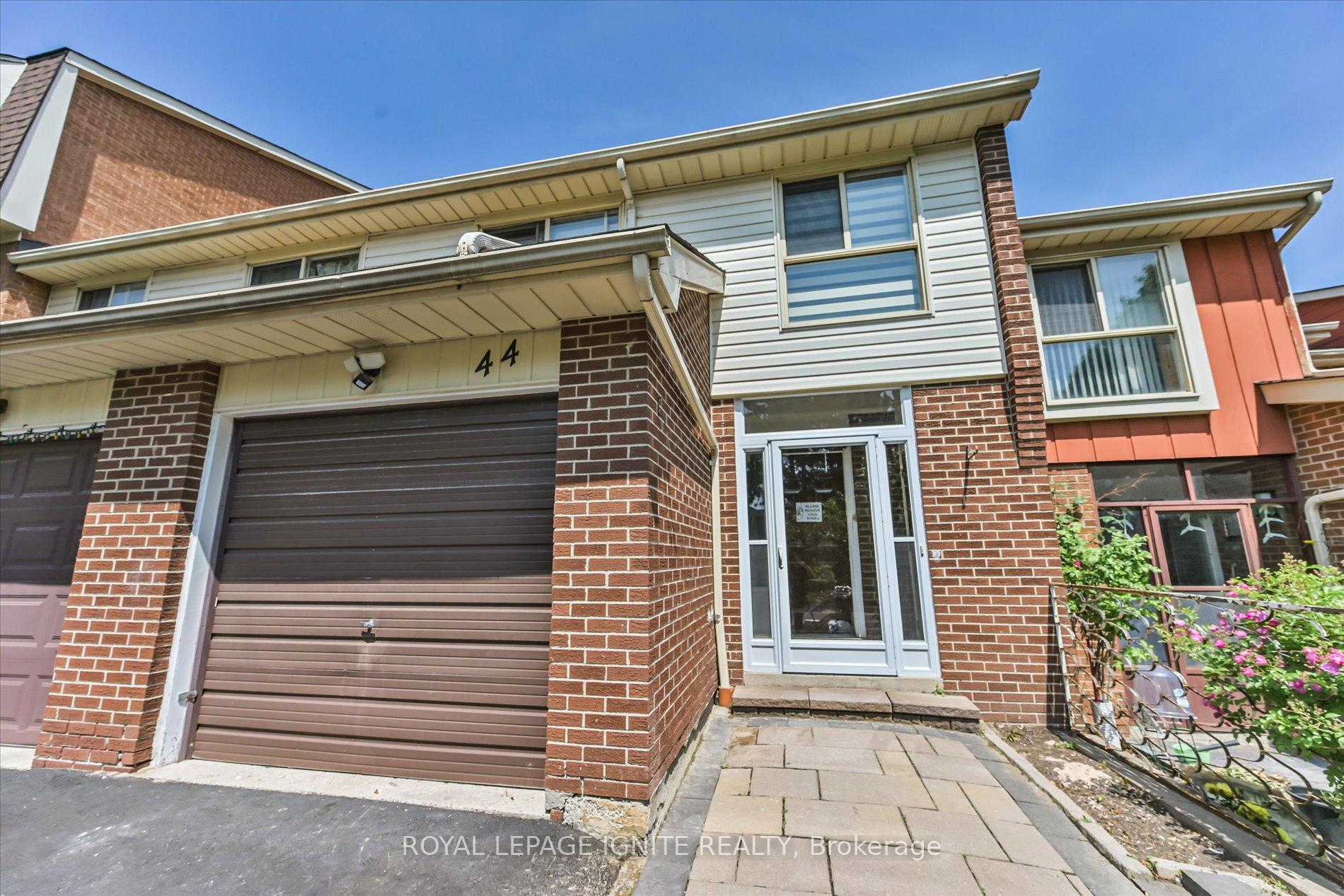 5 Bedrooms Condo at 40 Dundalk, Toronto For sale