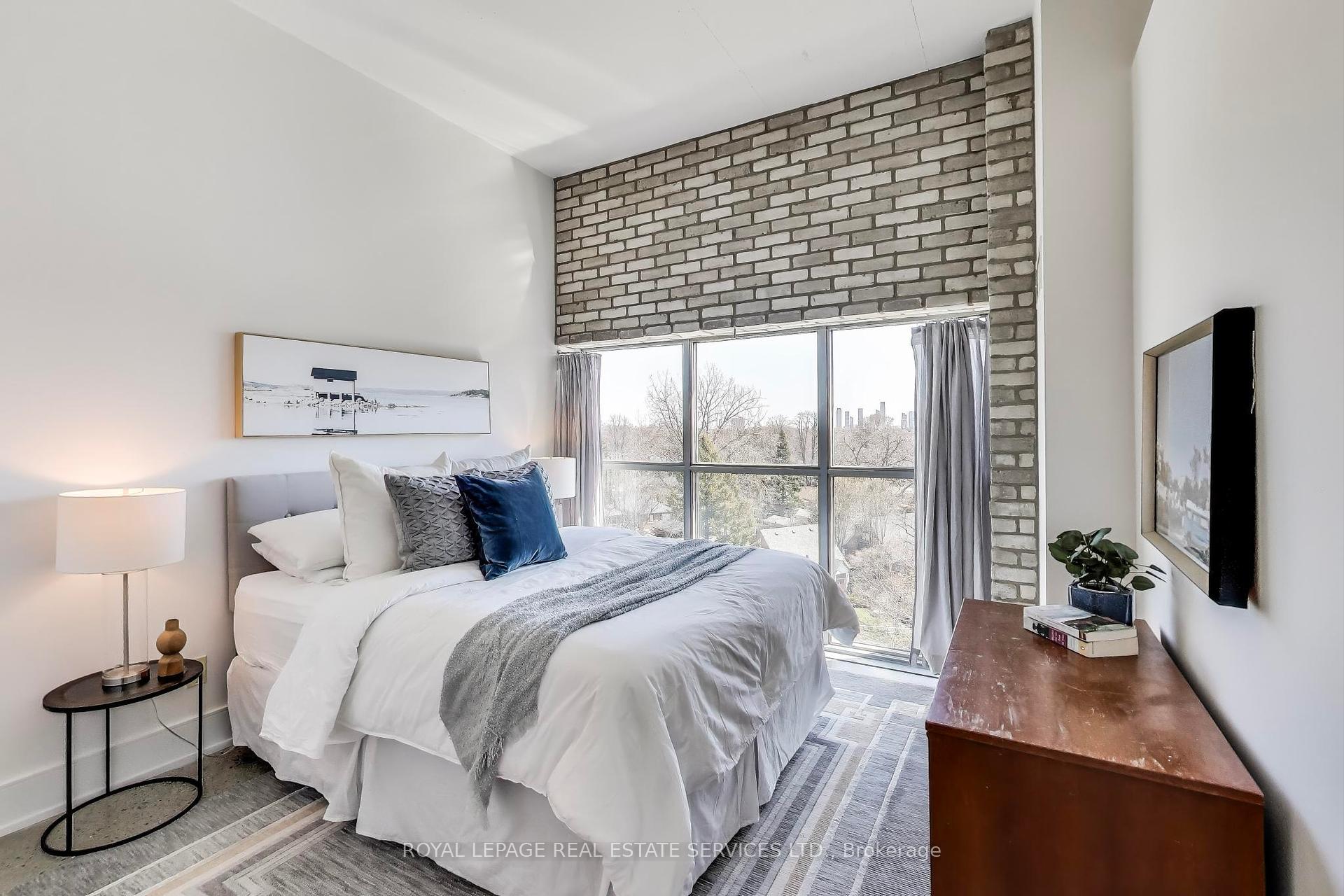 2 Bedrooms Condo at 2 Fieldway,  Toronto For sale