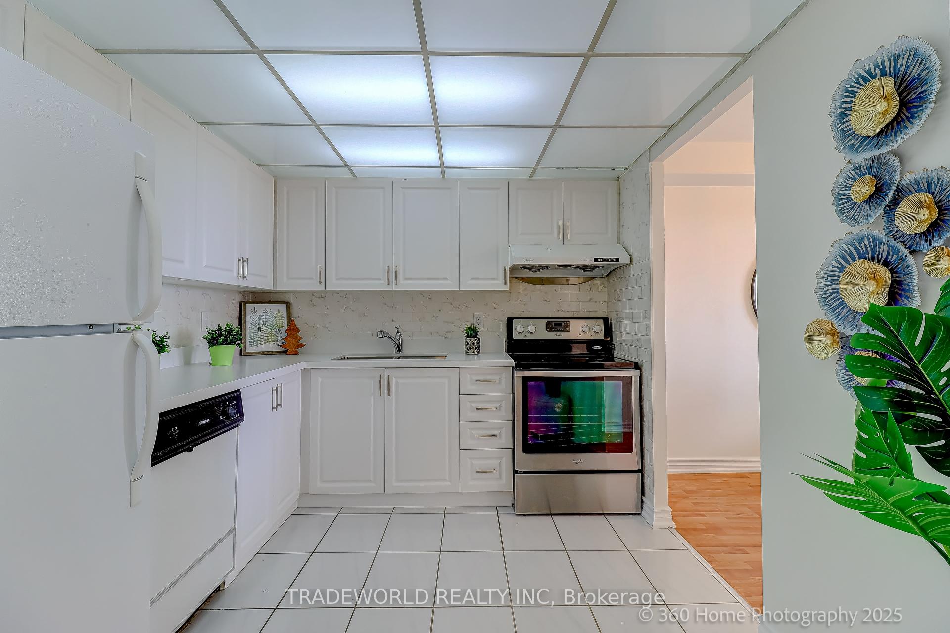 3 Bedrooms Condo at 155 Hillcrest, Mississauga For sale