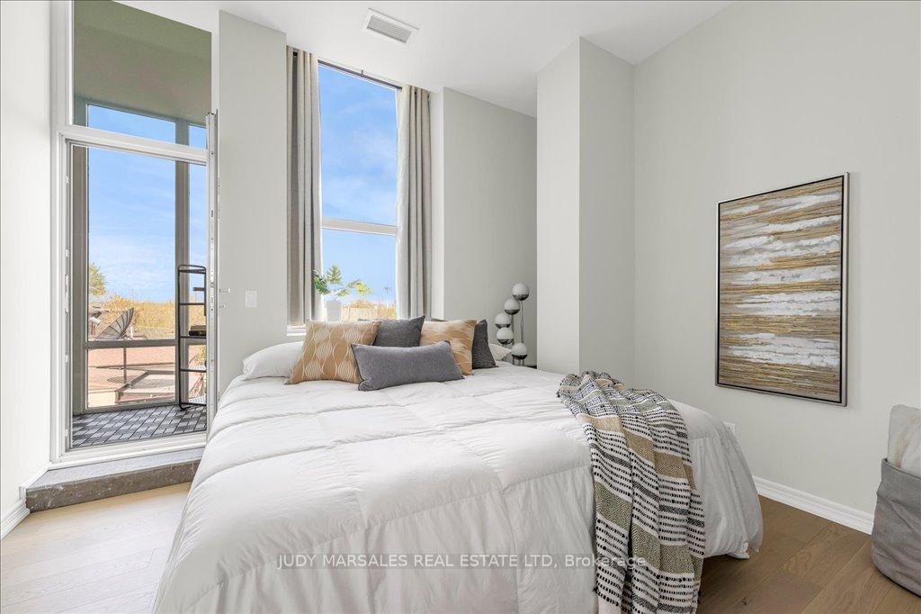 2 Bedrooms Condo at 50 Murray,  Hamilton For sale