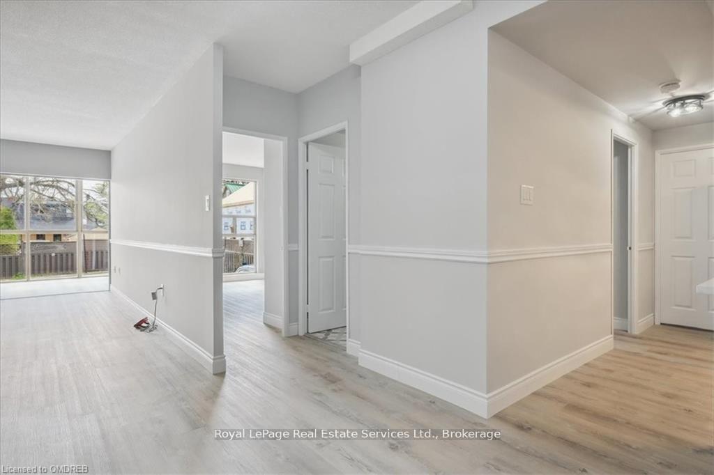 2 Bedrooms Condo at 162 REYNOLDS,  Oakville For sale