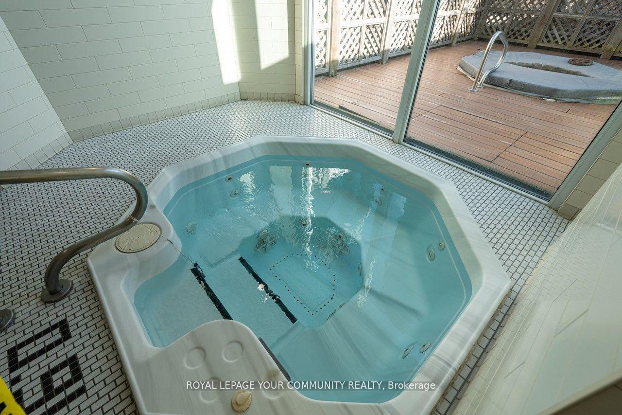 2 Bedrooms Condo at 225 Webb, Mississauga For sale