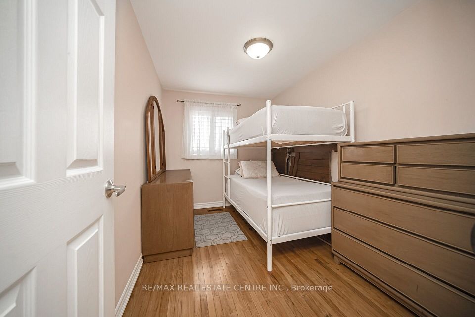 https://trreb-image.ampre.ca/axvRW9pfWieUmNCSGqLyhECAiXPuncTHZrCzsNjreZw/rs:fit:960:960/wm:.5:so:0:50:.4/wmsh:10/wmt:PHNwYW4gZm9yZWdyb3VuZD0nd2hpdGUnIGZvbnQ9JzY4Jz5SRS9NQVggUkVBTCBFU1RBVEUgQ0VOVFJFIElOQy4sIEJyb2tlcmFnZTwvc3Bhbj4/cb:20250428152905/L3RycmViL2xpc3RpbmdzLzQxLzA1LzA1LzIyL3AvN2RkMTE4OGItMjY3MS00MzViLWI5MzItNmQzZGVlZGQ1MmZkLmpwZw.jpg