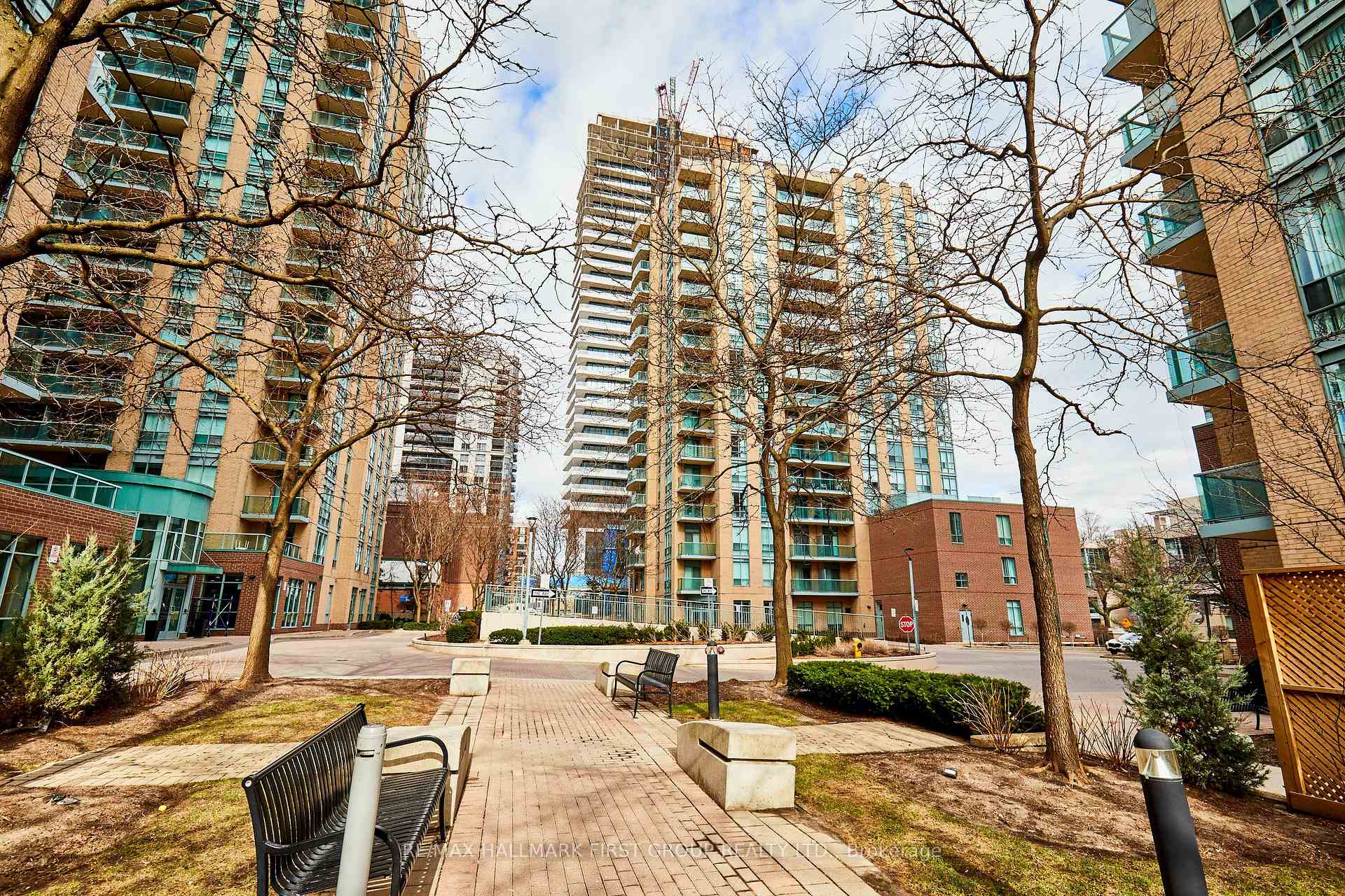 2 Bedrooms Condo at 28 Olive, Toronto For sale