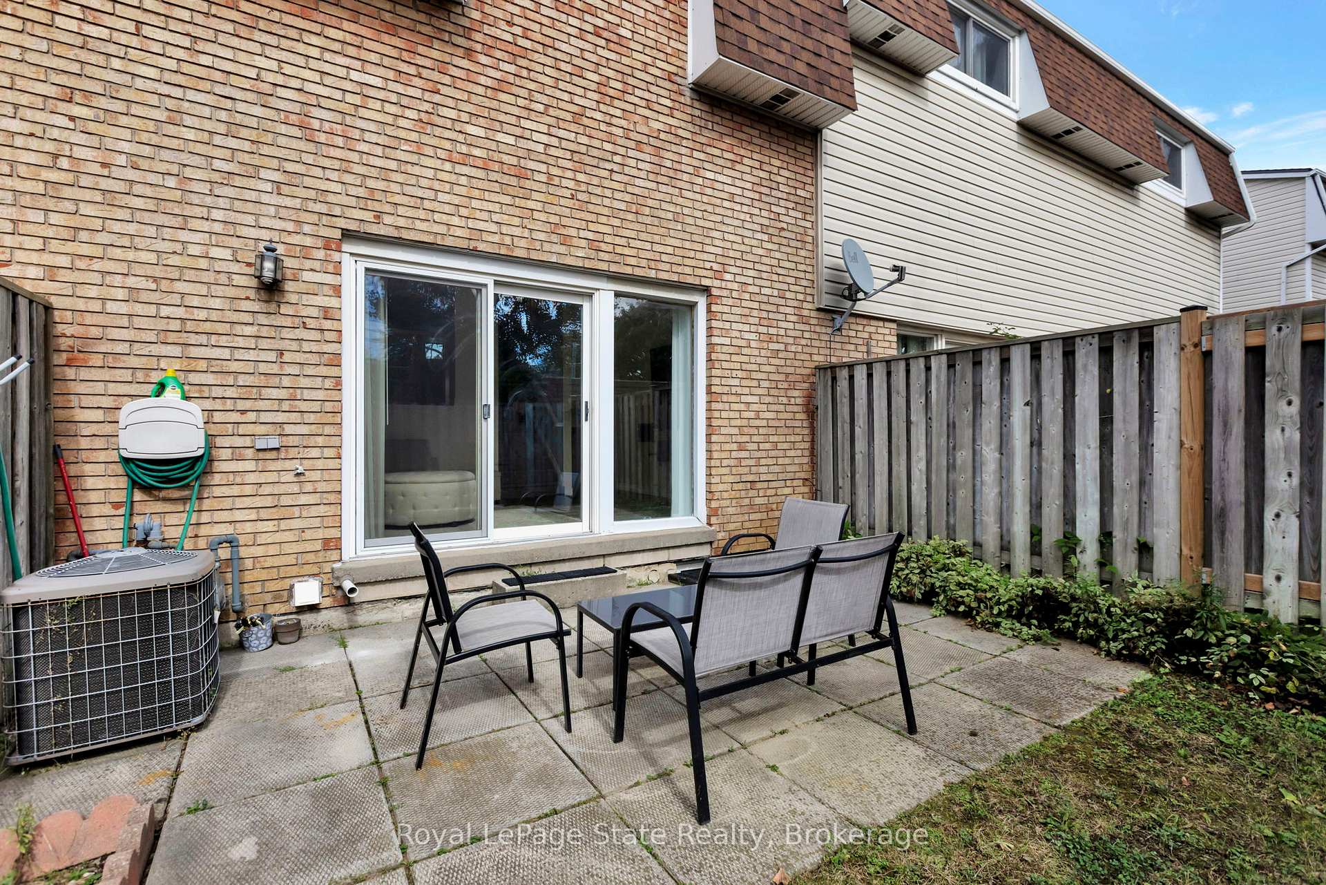 3 Bedrooms Condo at 11 Harrisford, Hamilton For sale
