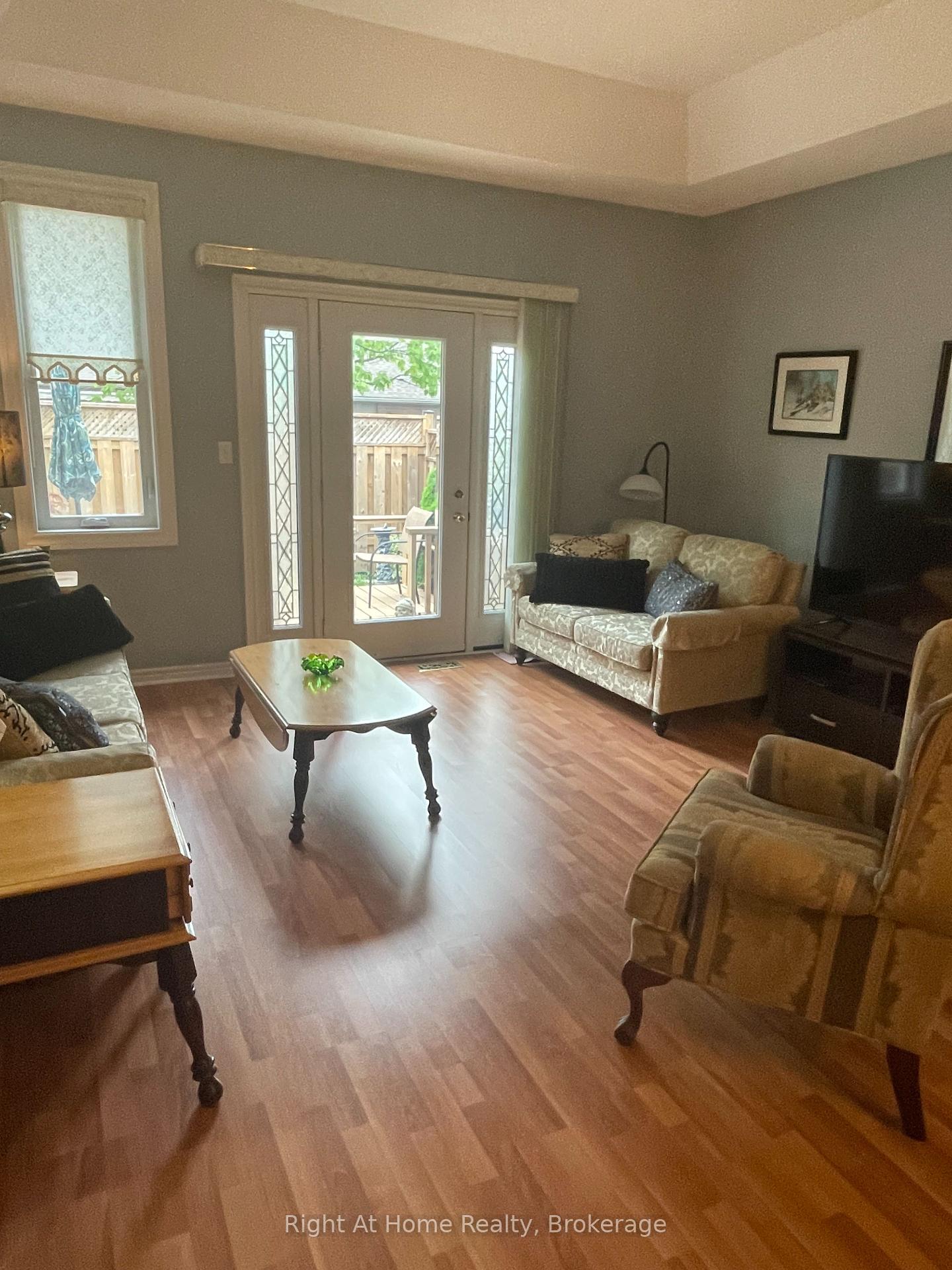 2 Bedrooms Condo at 84 Greentrail, Hamilton For sale