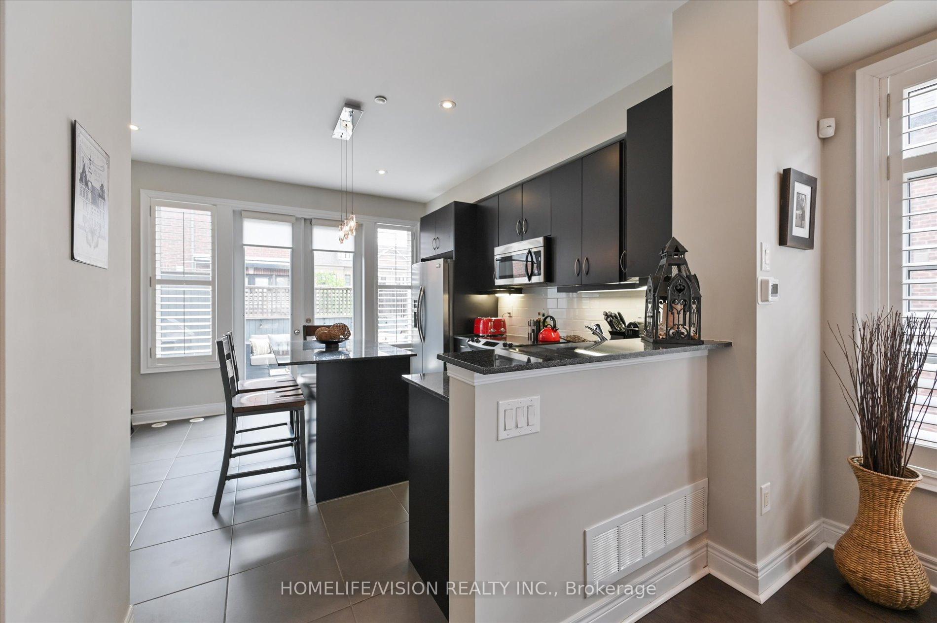 4 Bedrooms Condo at 2 Agar, Vaughan For sale