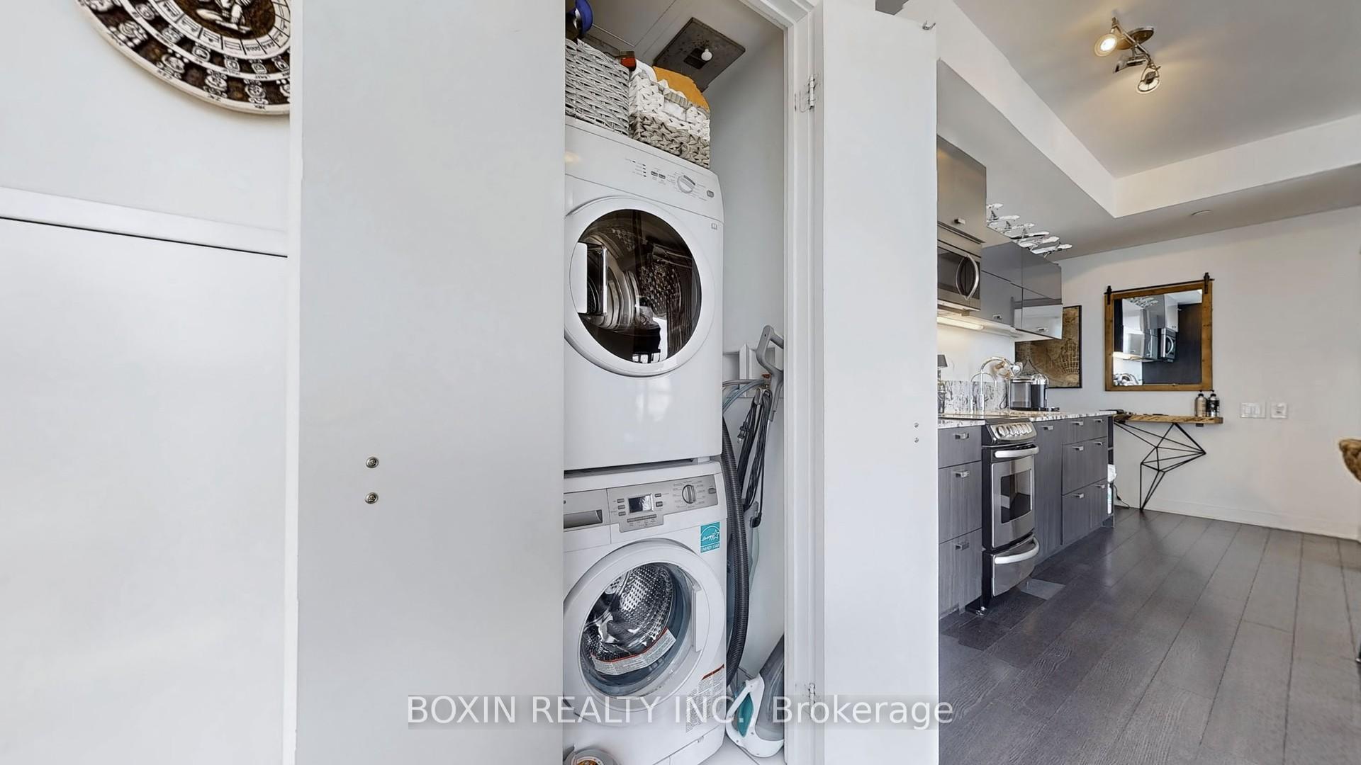 2 Bedrooms Condo at 290 Adelaide,  Toronto For sale
