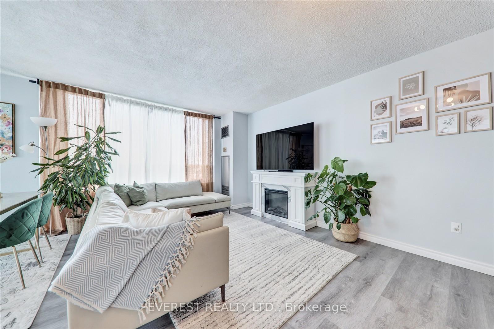3 Bedrooms Condo at 3 Greystone Walk, Toronto For sale