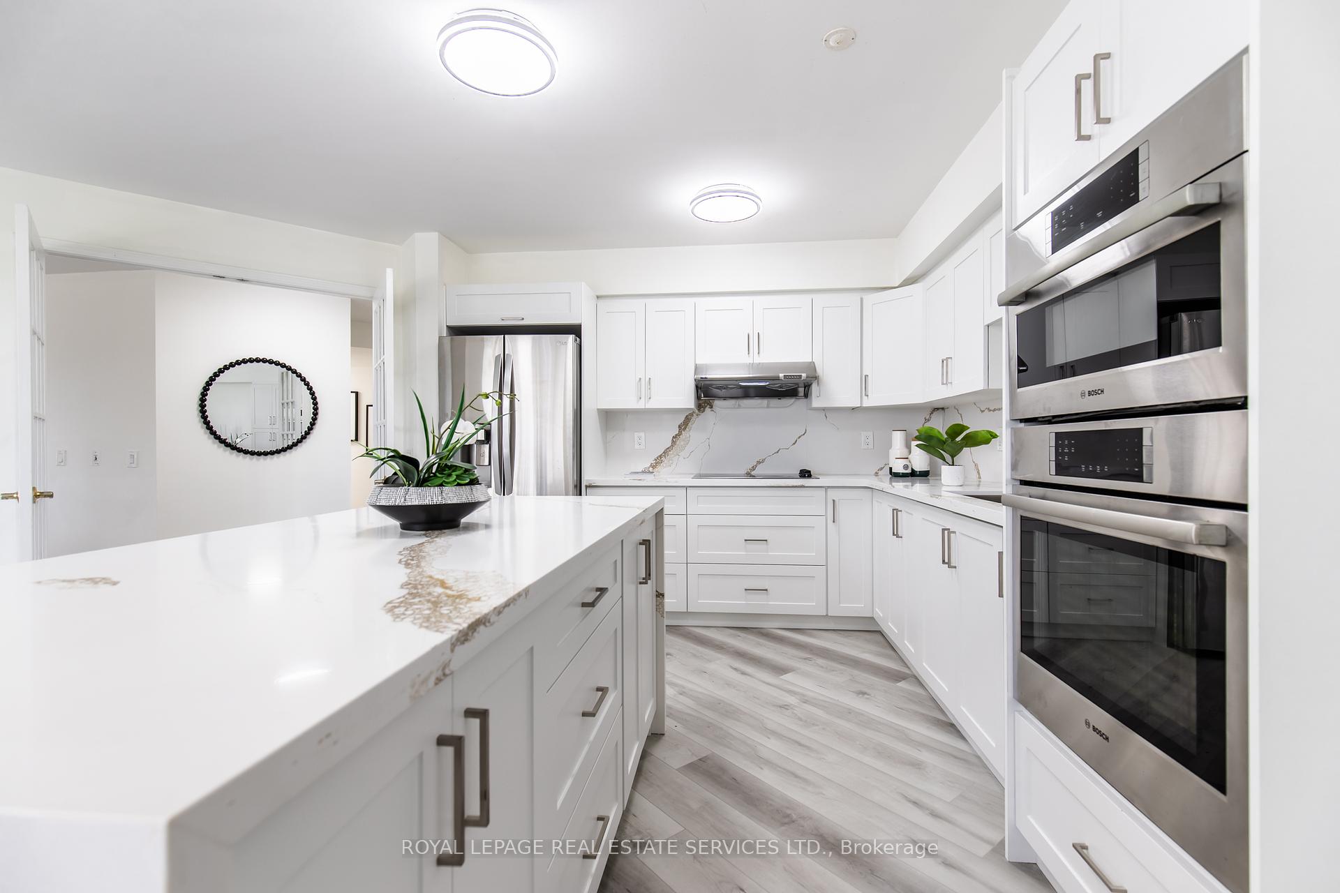 3 Bedrooms Condo at 25 Kingsbridge Garden, Mississauga For sale