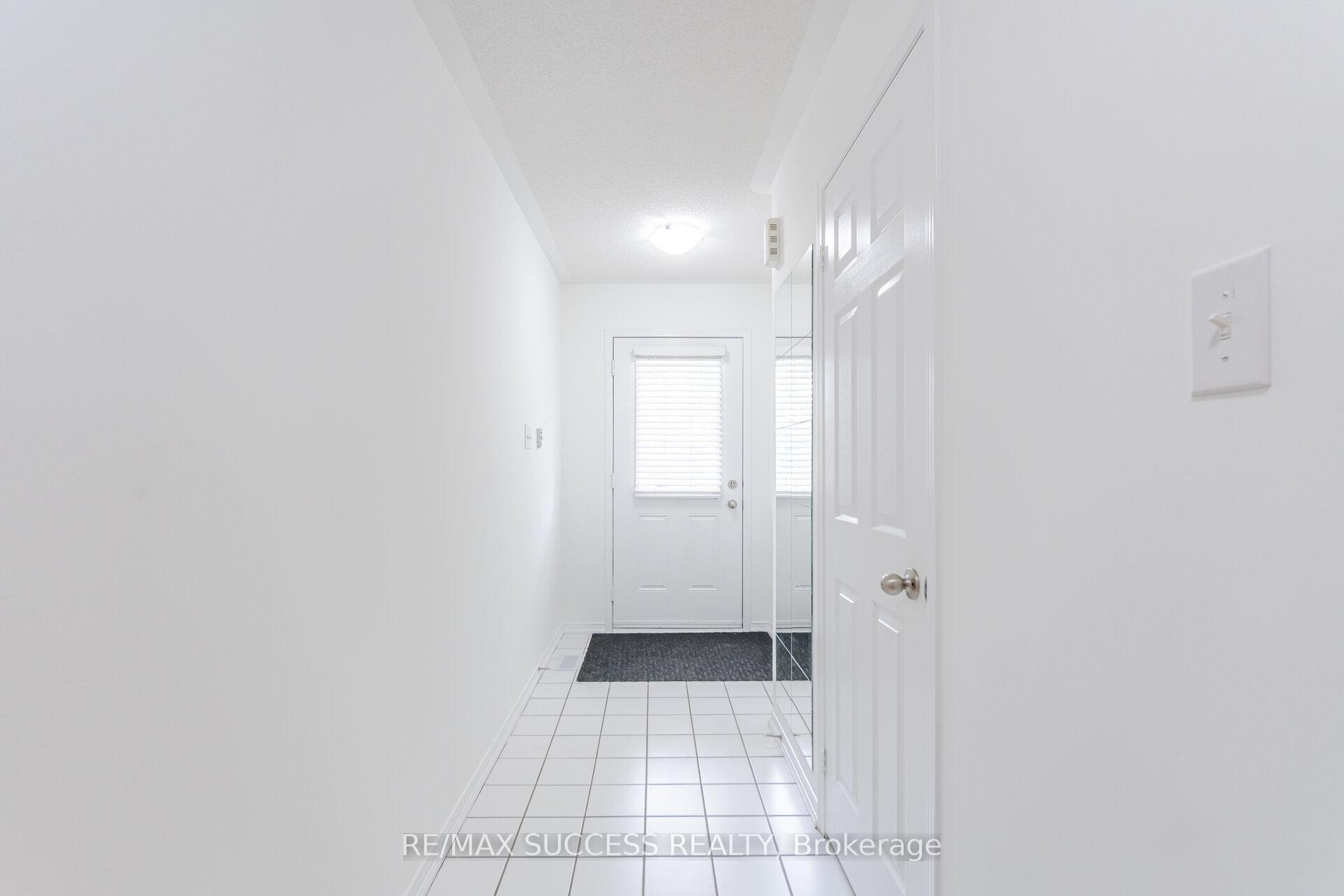 3 Bedrooms Condo at 5255 Palmetto, Mississauga For sale