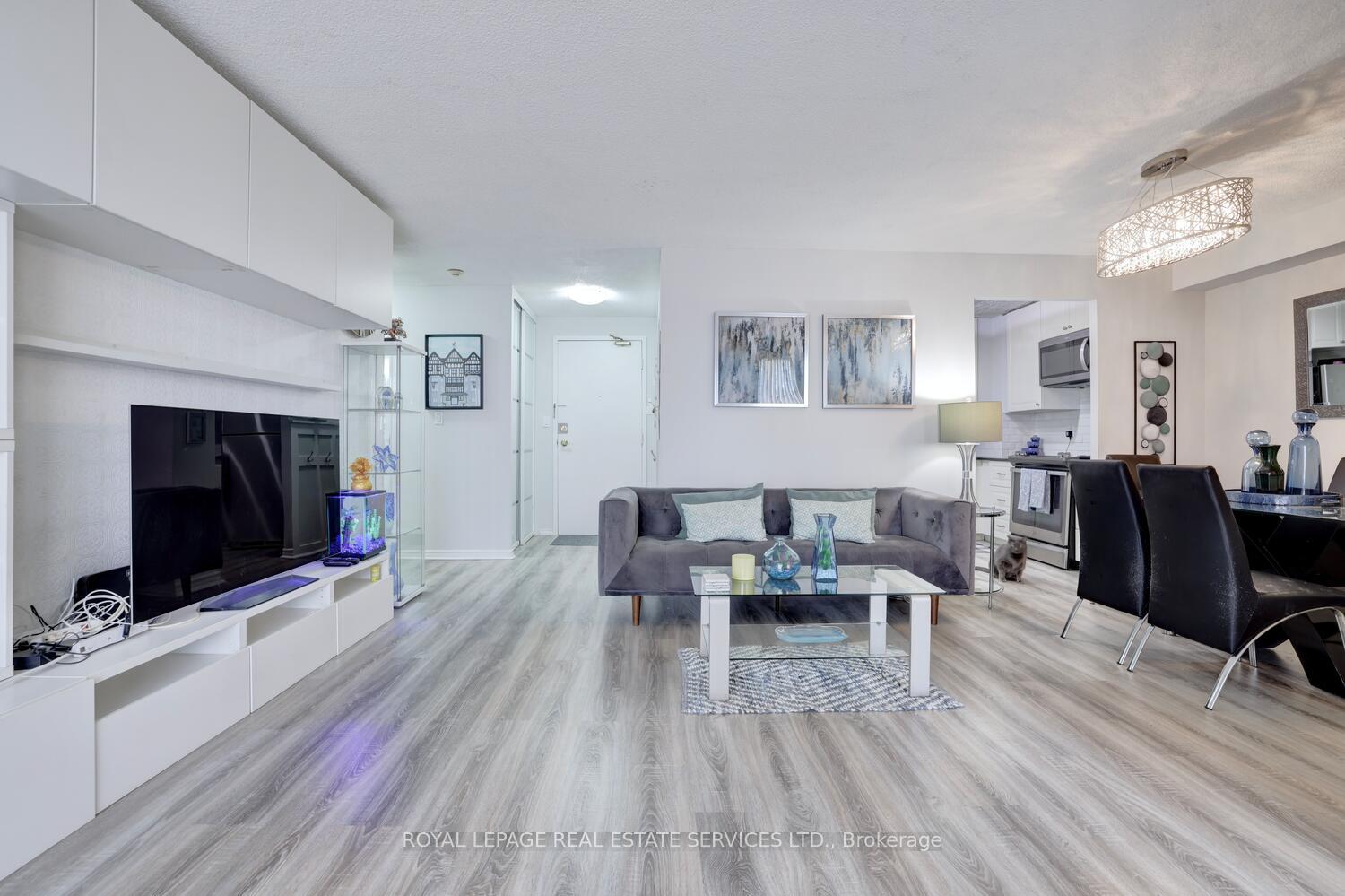 3 Bedrooms Condo at 155 Hillcrest,  Mississauga For sale