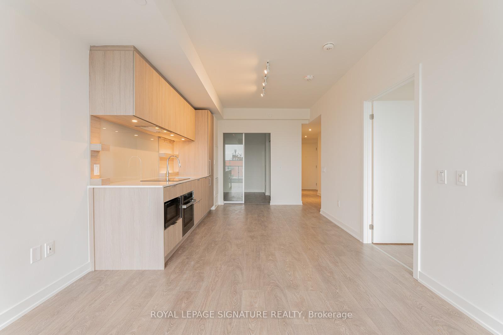 2 Bedrooms Condo at 28 Ann, Mississauga For sale