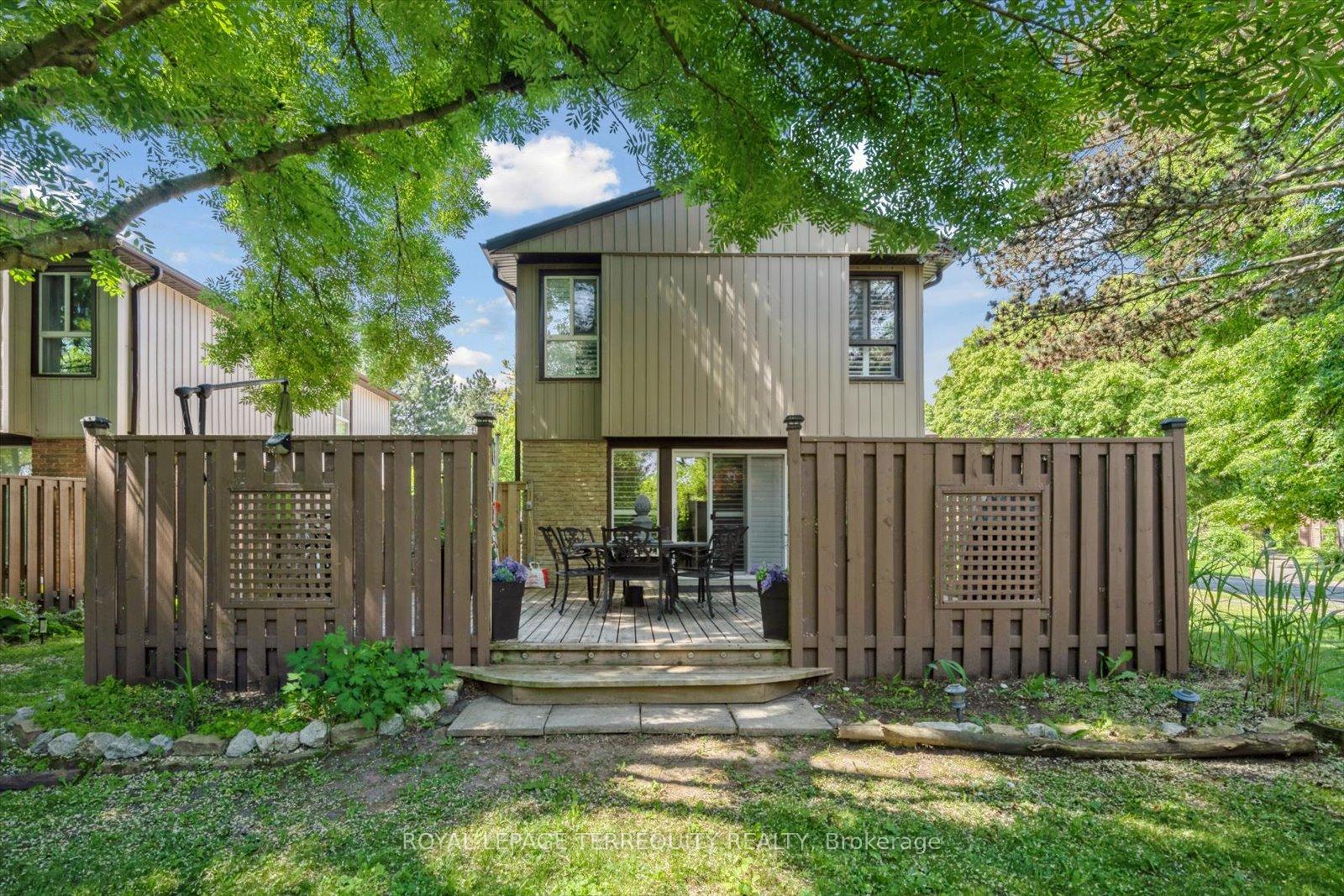 4 Bedrooms Condo at 1825 Hyde Mill, Mississauga For sale