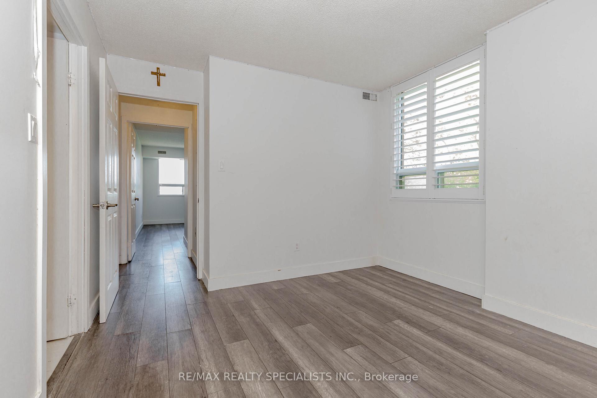 2 Bedrooms Condo at 32 Tannery, Mississauga For sale