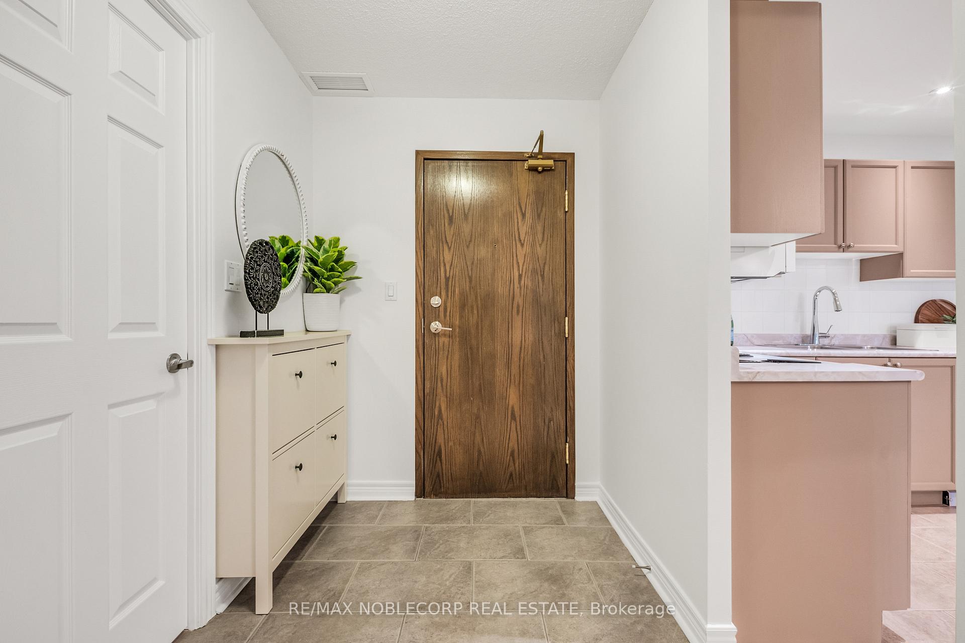3 Bedrooms Condo at 121 Woodbridge, Vaughan For sale