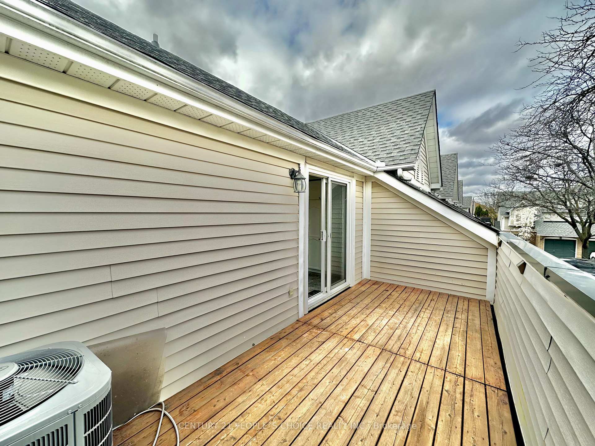3 Bedrooms Condo at 2530 Northampton, Burlington For sale