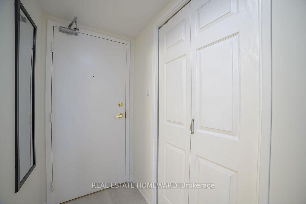 3 Bedrooms Condo at 20 Fashion Roseway, Toronto For sale