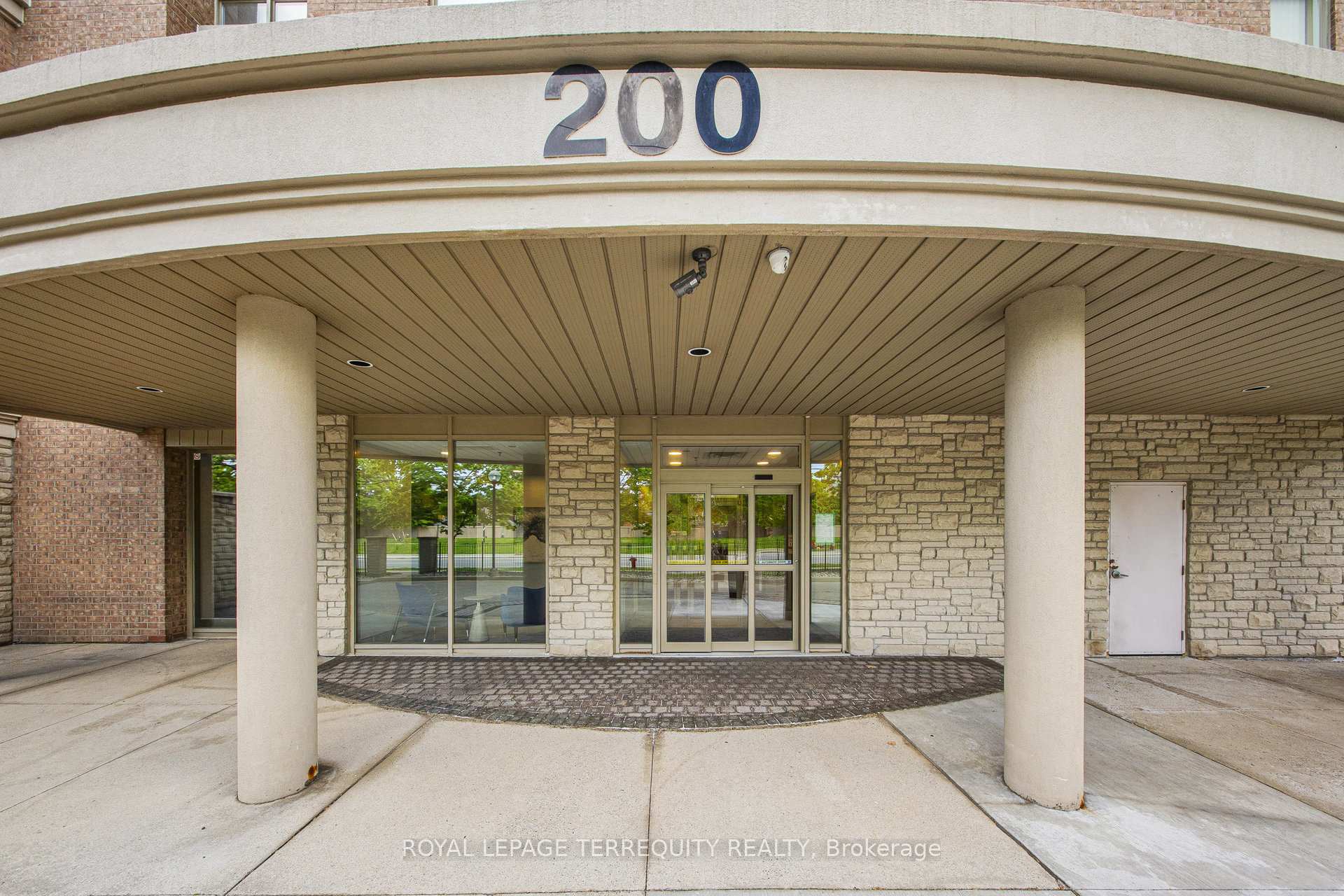 2 Bedrooms Condo at 200 Burnhamthorpe, Mississauga For sale