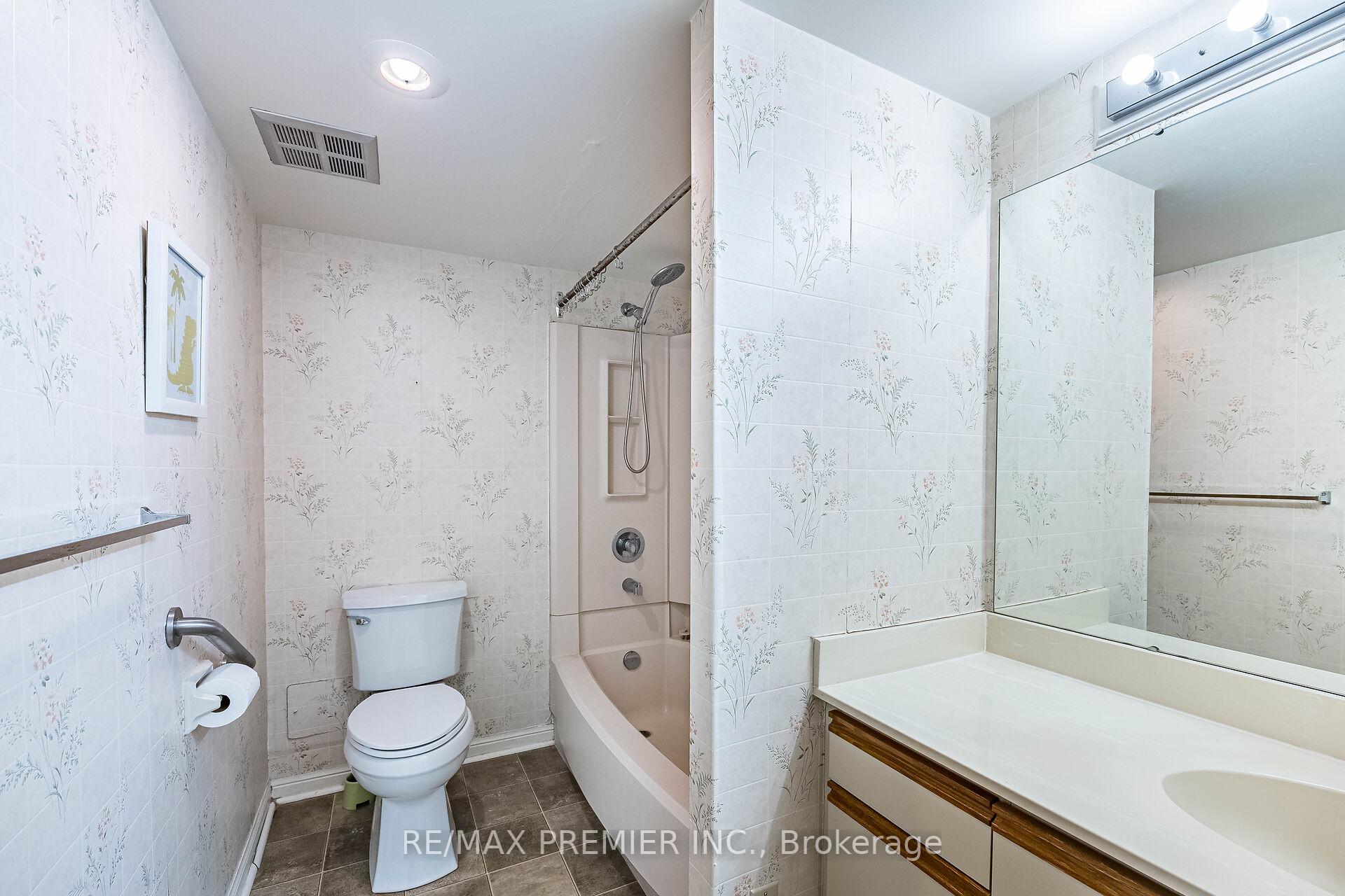 3 Bedrooms Condo at 40 Richview, Toronto For sale