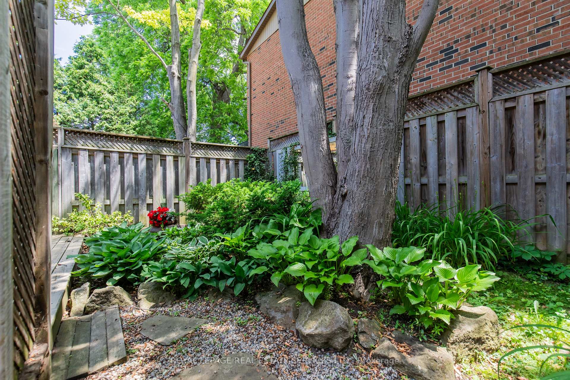3 Bedrooms Condo at 3122 Lakeshore, Oakville For sale