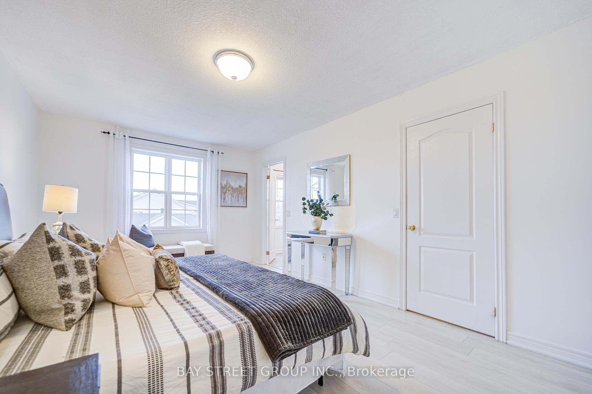 2 Bedrooms Condo at 1085 Harrogate, Hamilton For sale