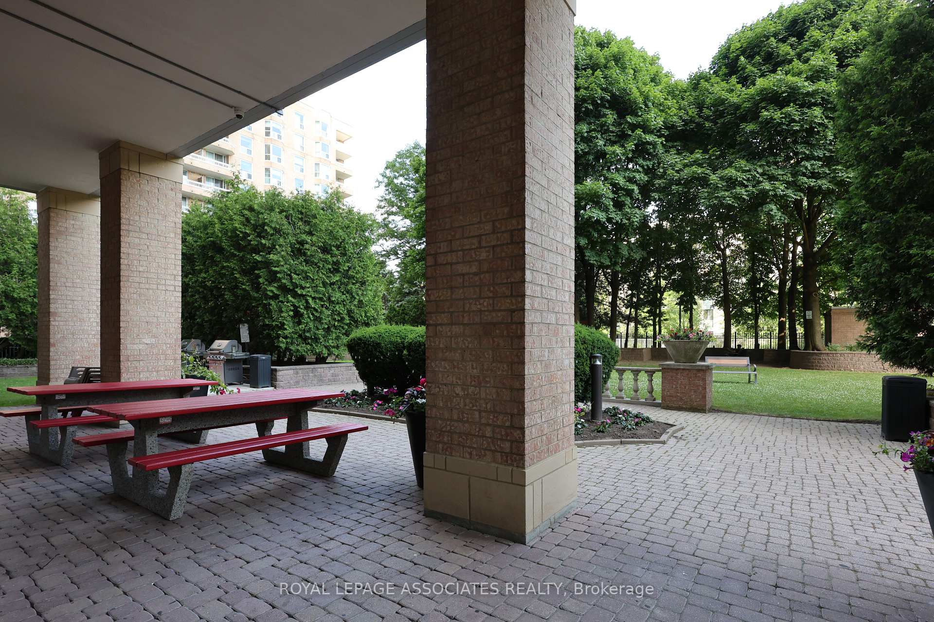 1 Bedroom Condo at 21 Overlea, Toronto For sale