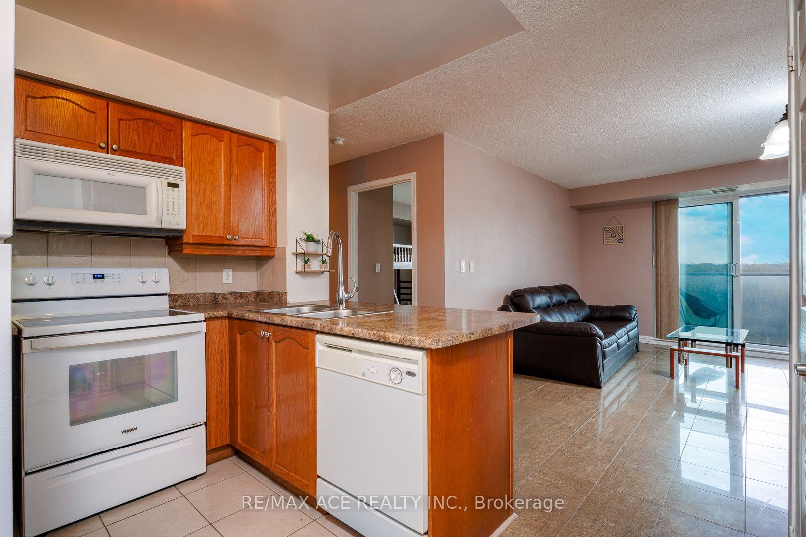 2 Bedrooms Condo at 18 Valley Woods, Toronto For sale
