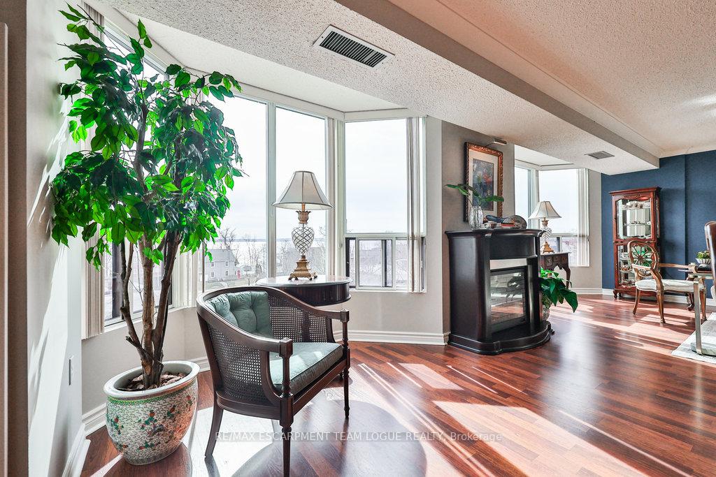 2 Bedrooms Condo at 2121 Lakeshore,  Burlington For sale