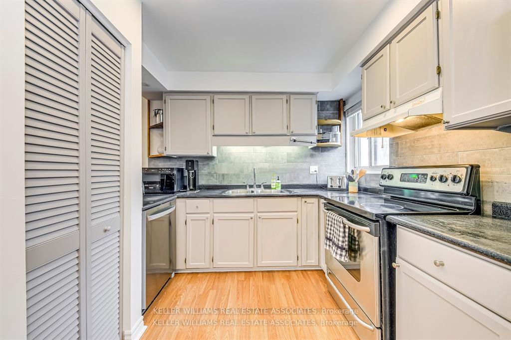 4 Bedrooms Condo at 24 Reid, Mississauga For sale