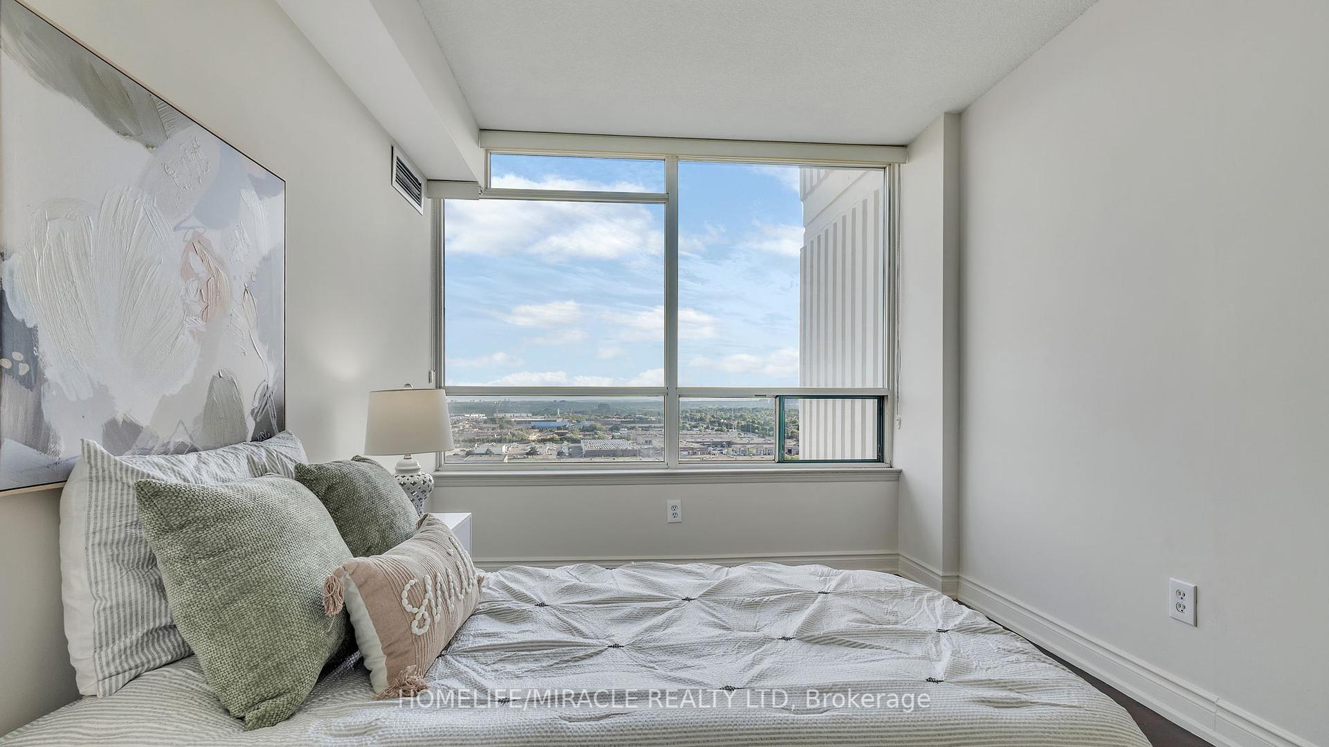 3 Bedrooms Condo at 550 Webb, Mississauga For sale