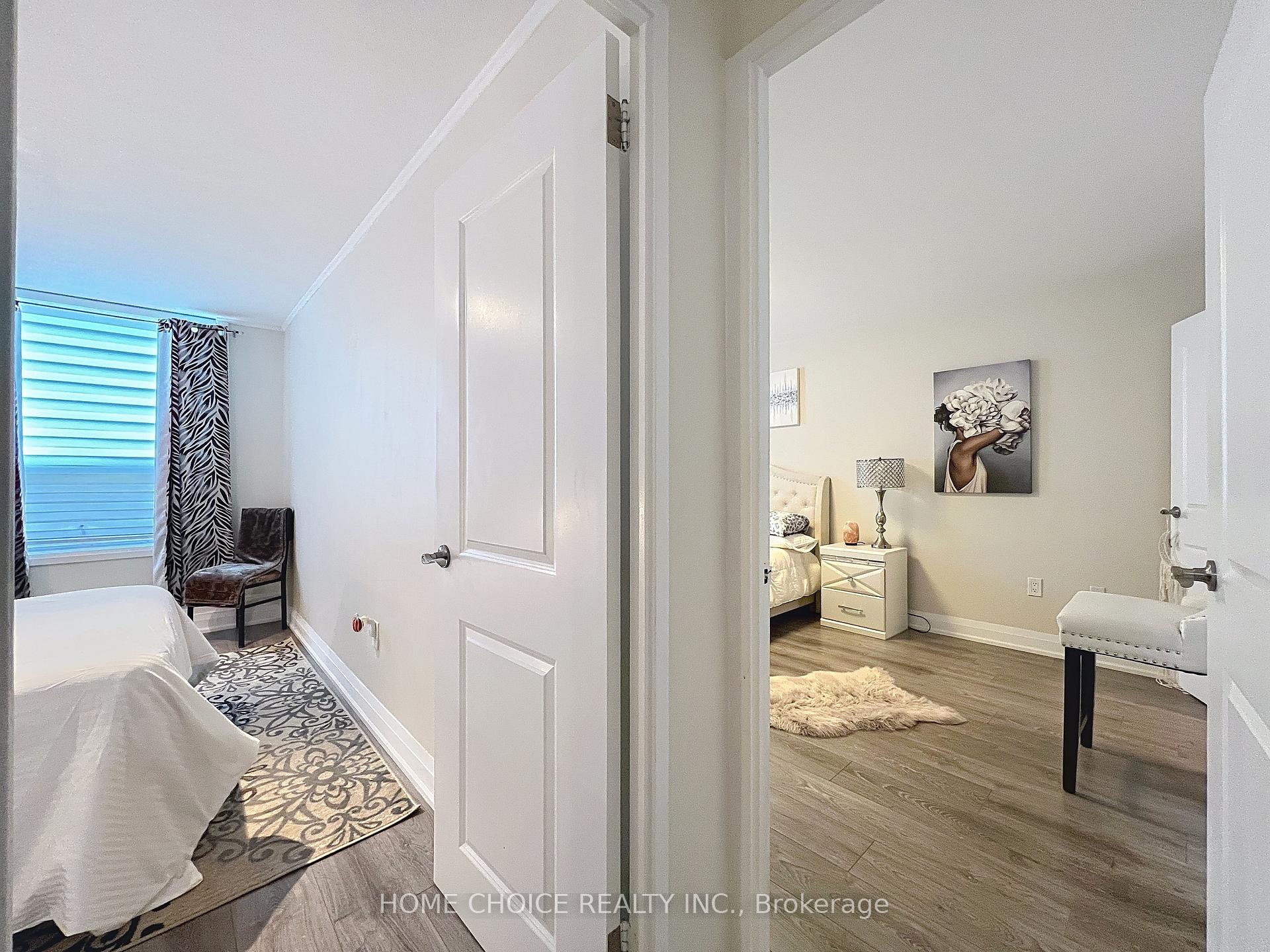 3 Bedrooms Condo at 15 La Rose, Toronto For sale