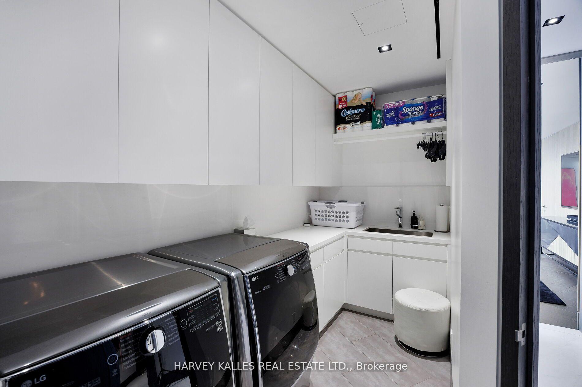 4 Bedrooms Condo at 181 Davenport, Toronto For sale