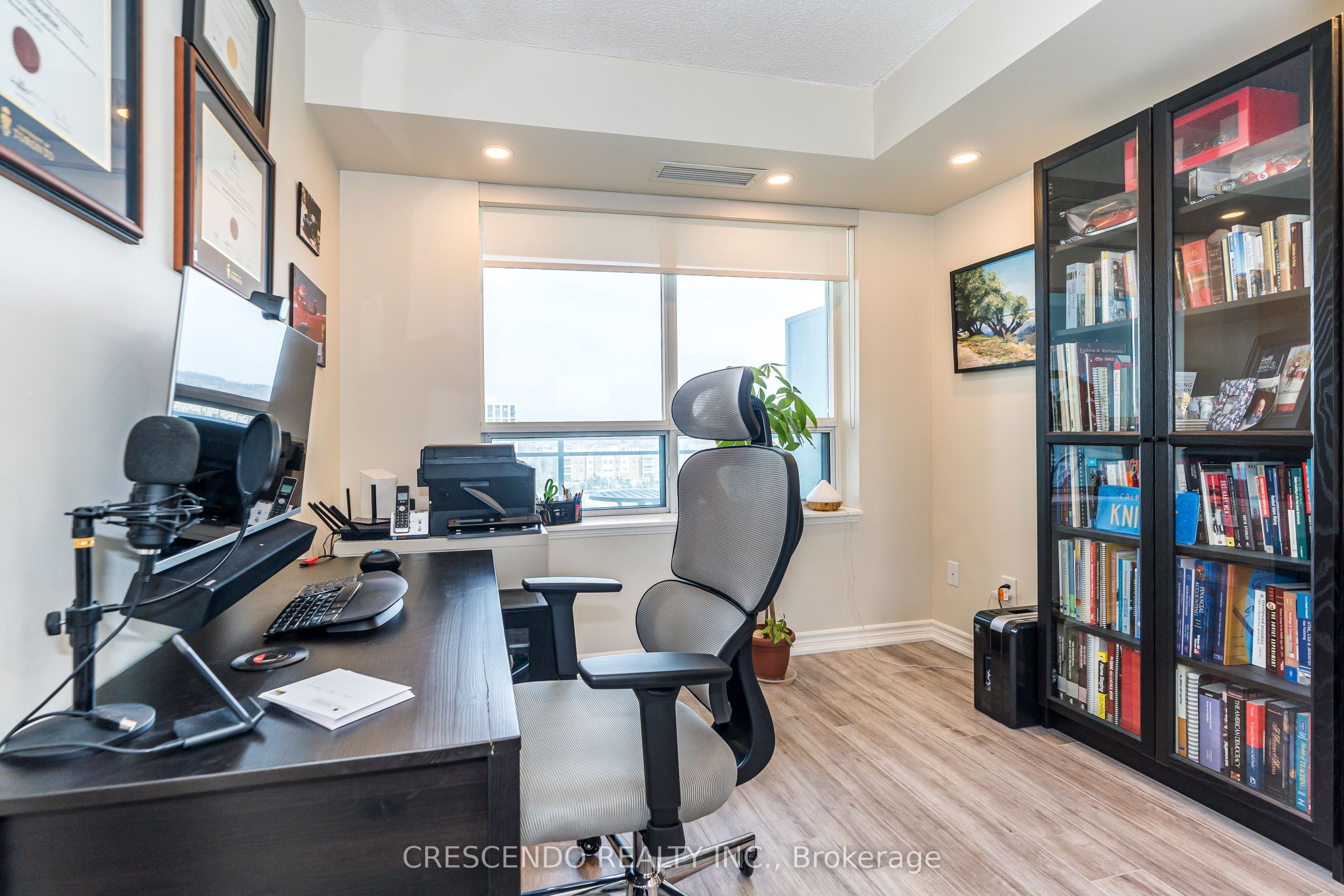 #813 - 39 Oneida Crescent, Richmond Hill, ON L4B 4T9