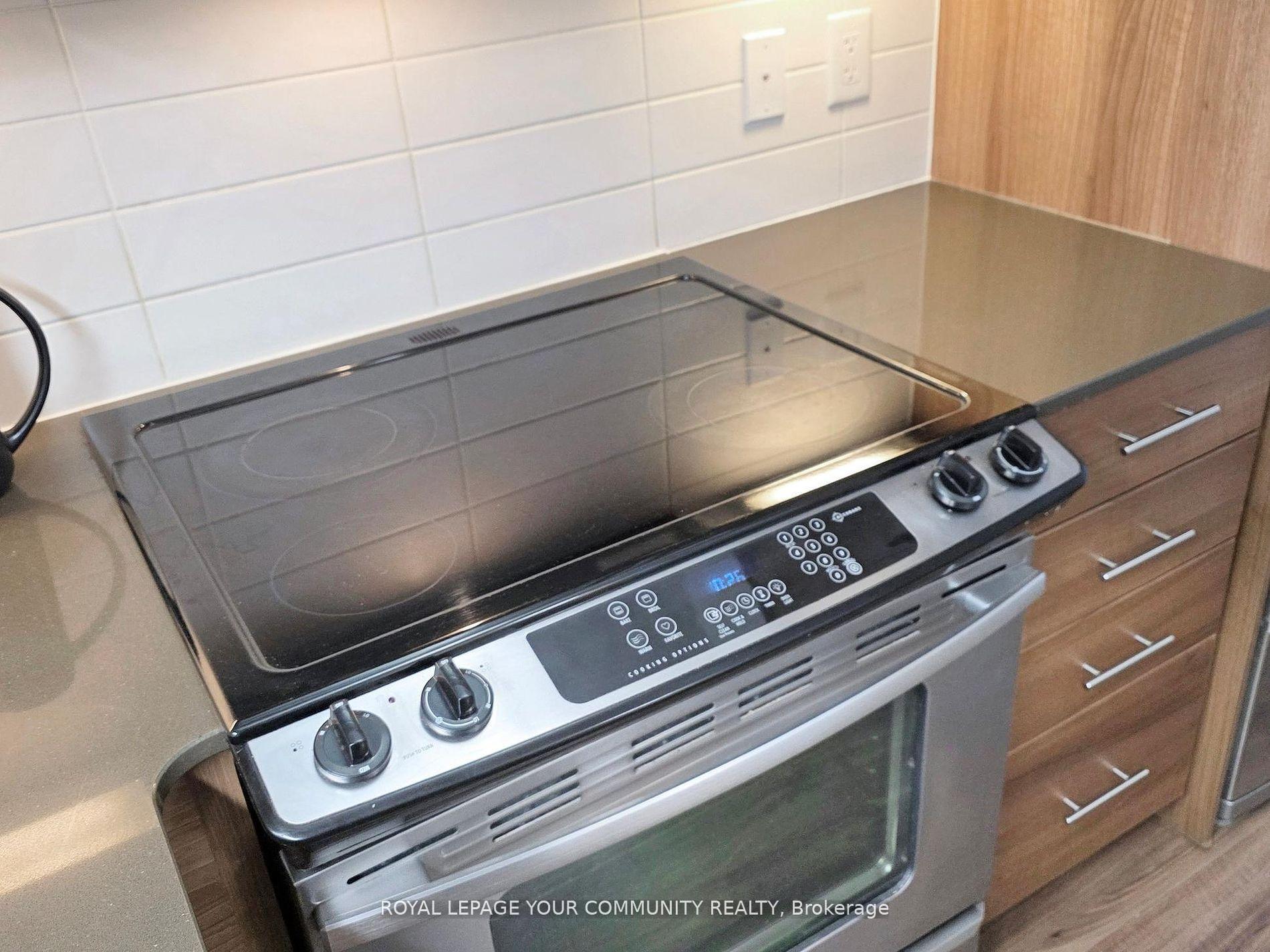2 Bedrooms Condo at 15 Viking, Toronto For sale