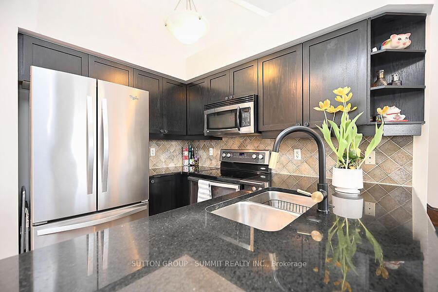 3 Bedrooms Condo at 633 DUNDAS,  Mississauga For sale