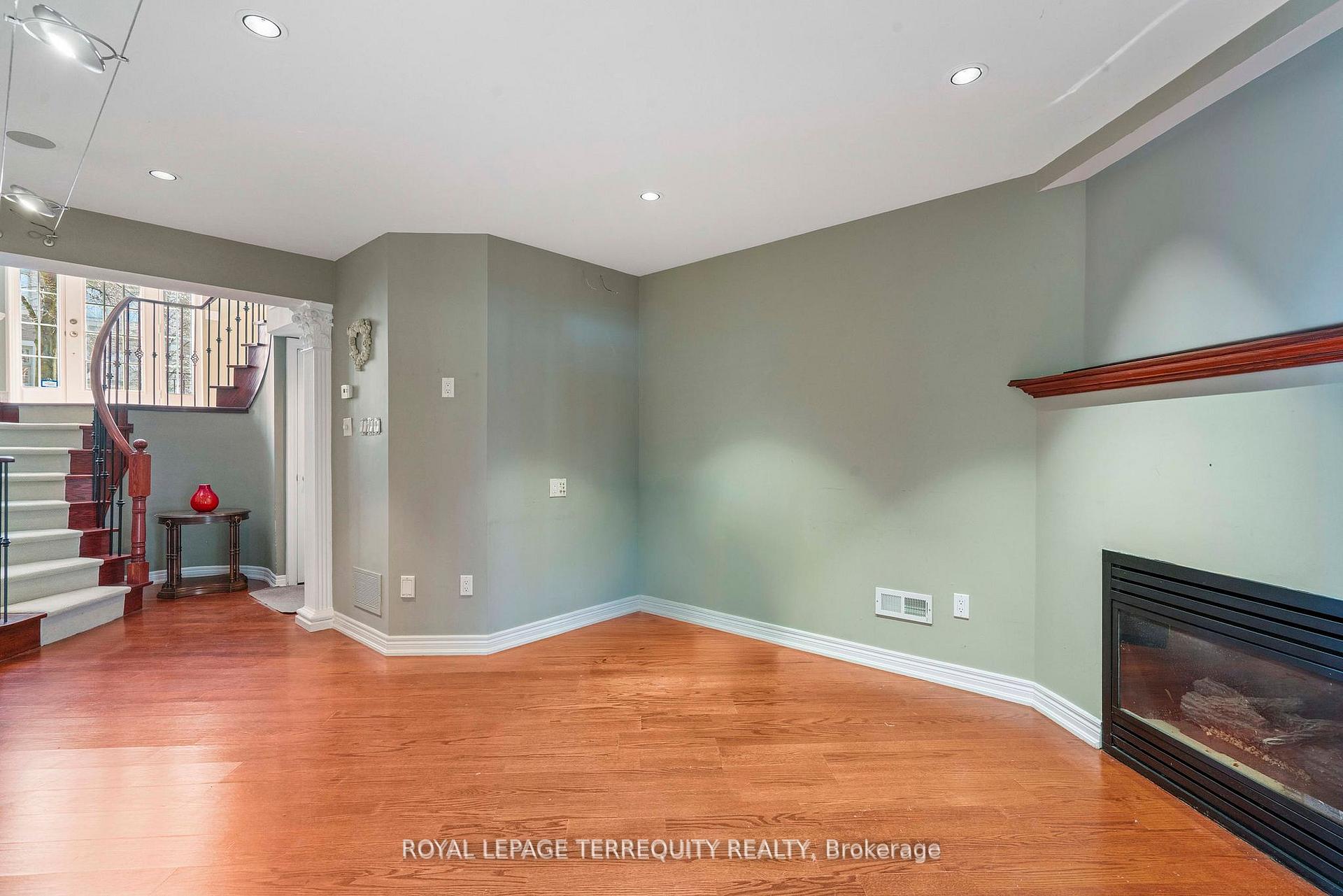 3 Bedrooms Condo at 197 La Rose, Toronto For sale