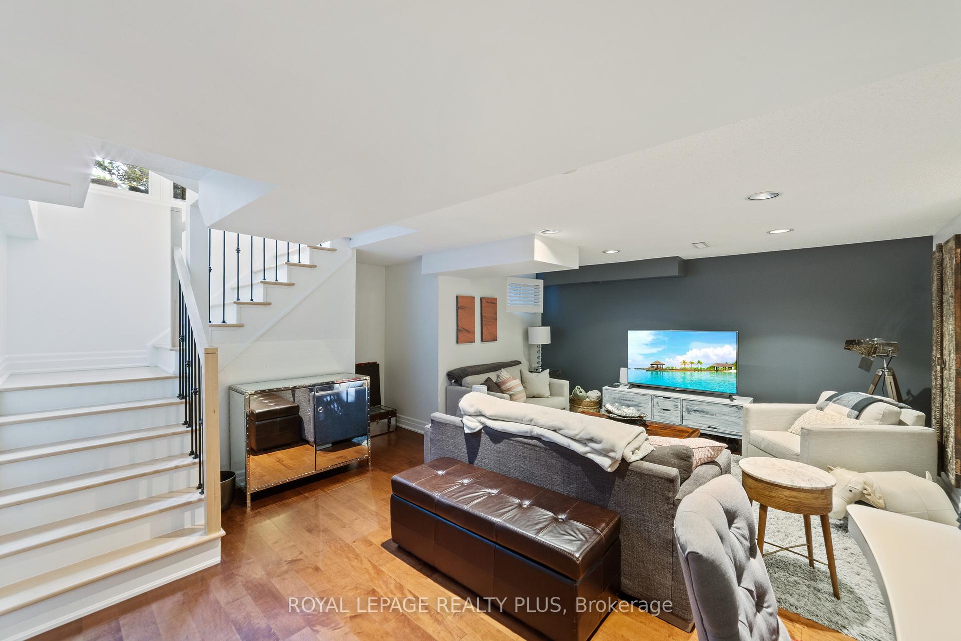 3 Bedrooms Condo at 928 Queen, Mississauga For sale