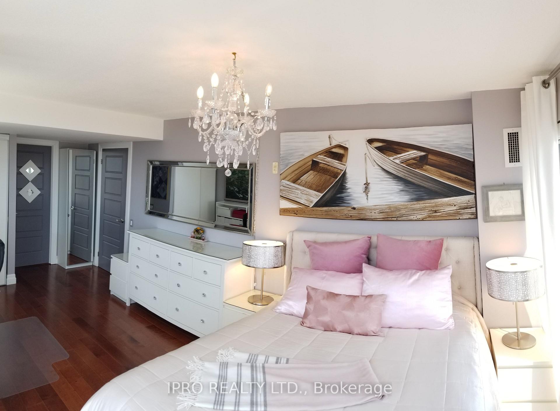 3 Bedrooms Condo at 1040 The Queensway,  Toronto For sale