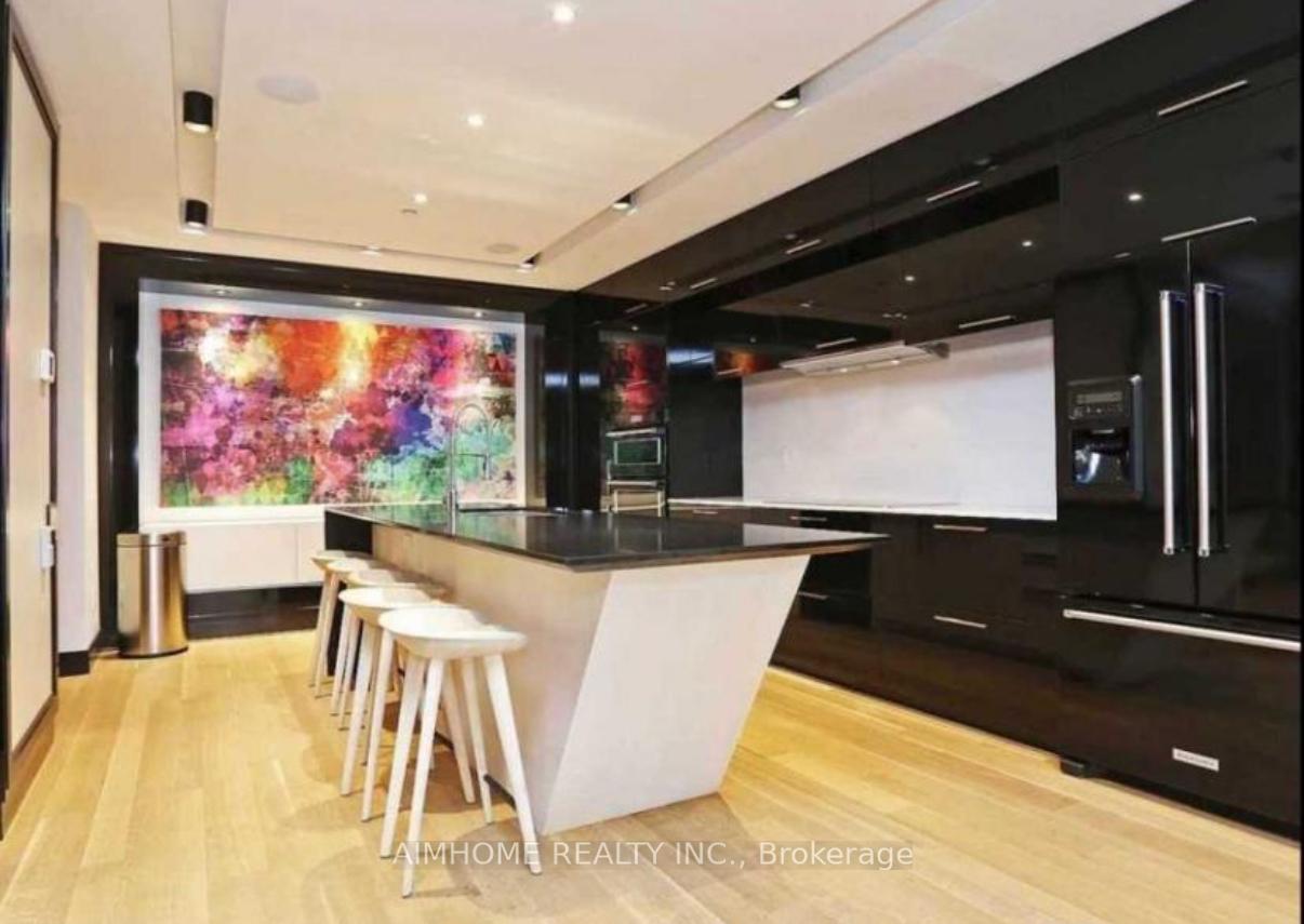 2 Bedrooms Condo at 30 Roehampton, Toronto For sale