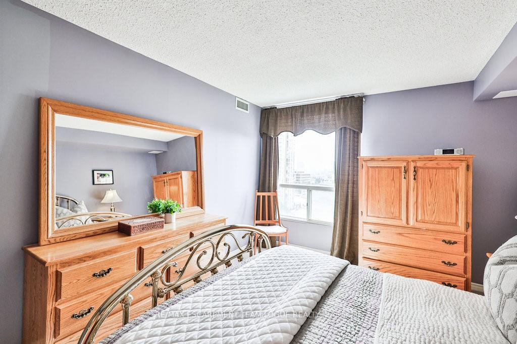 3 Bedrooms Condo at 7 Concorde, Toronto For sale
